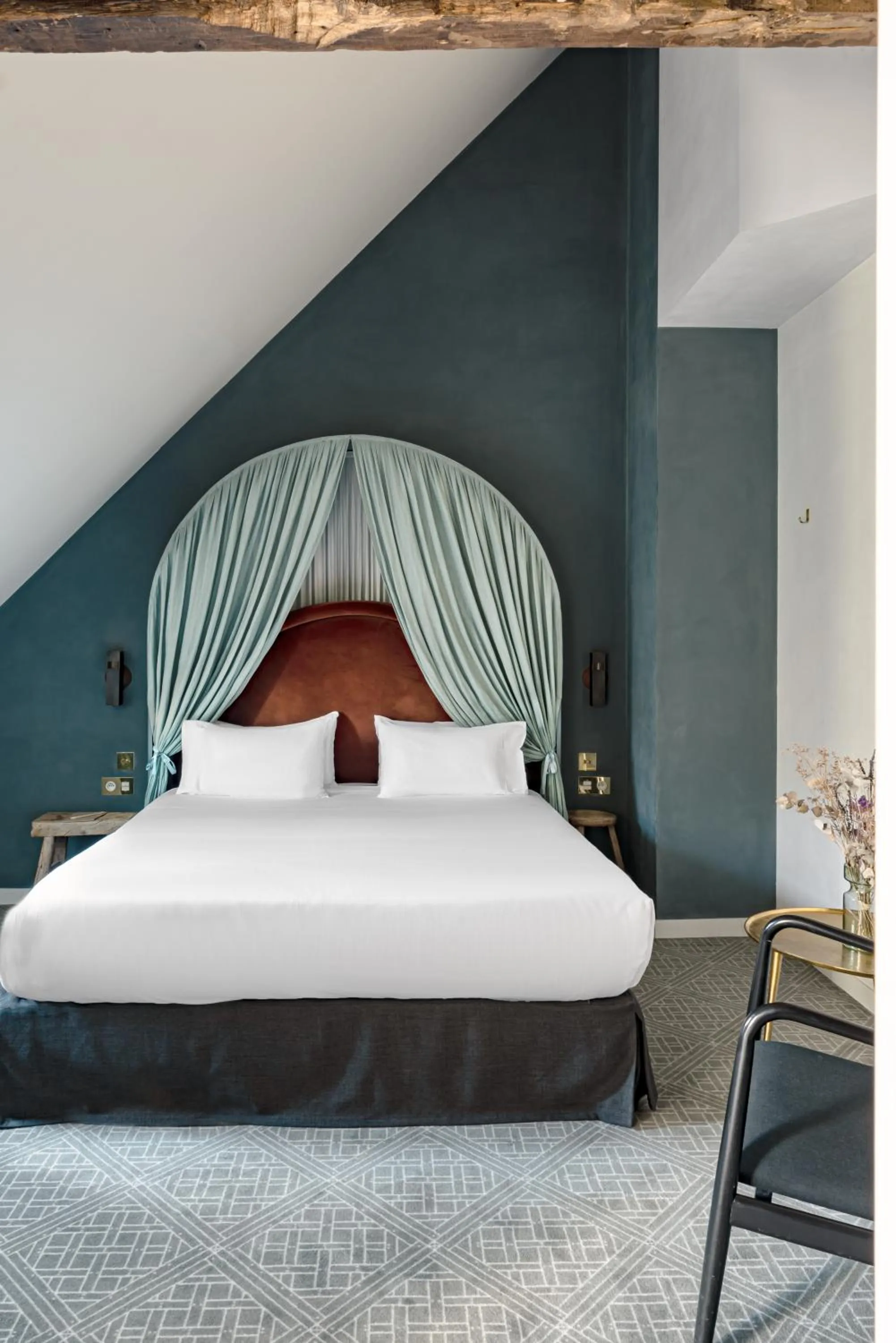 Bed in Grands Boulevards Experimental