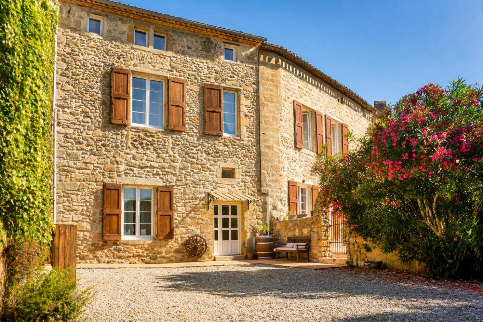 Two-Bedroom Villa in Domaine du Prieuré avec Piscine Ancien Couvent & Presbytère