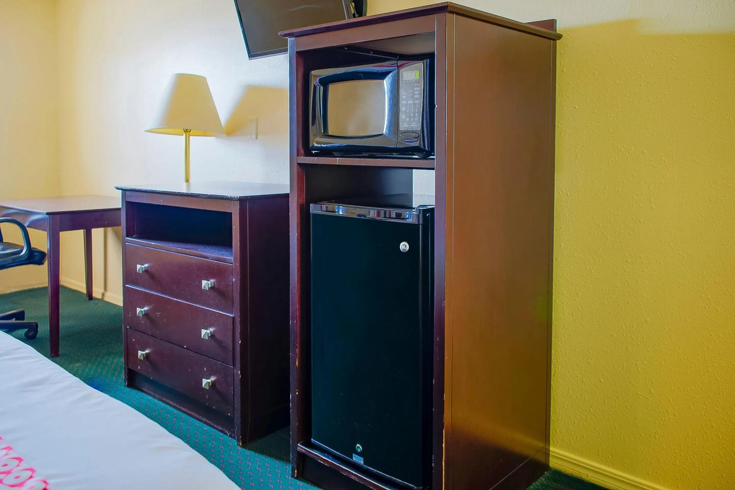 Bedroom, Bed in Duncan Inn by OYO, OK - Hwy 81 Near Chisholm Casino