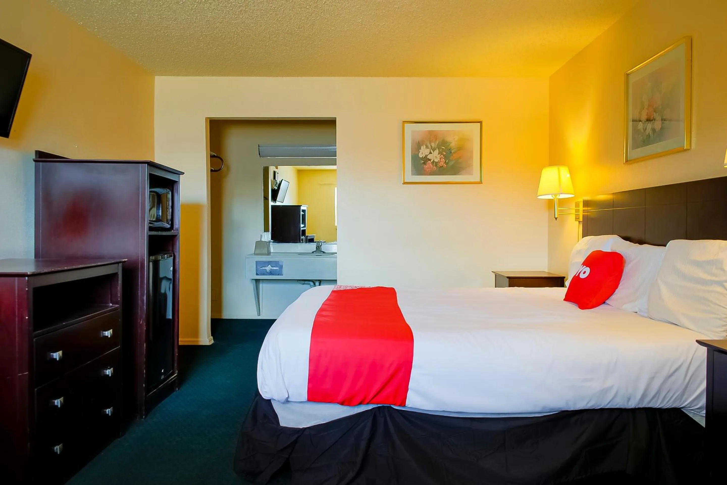 Bedroom, Bed in Duncan Inn by OYO, OK - Hwy 81 Near Chisholm Casino