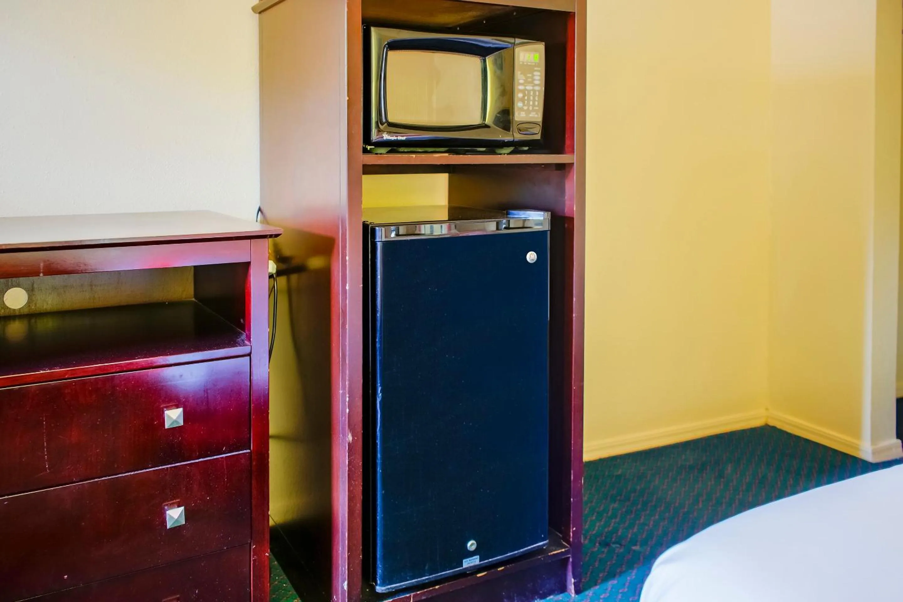 Bedroom, Bed in Duncan Inn by OYO, OK - Hwy 81 Near Chisholm Casino