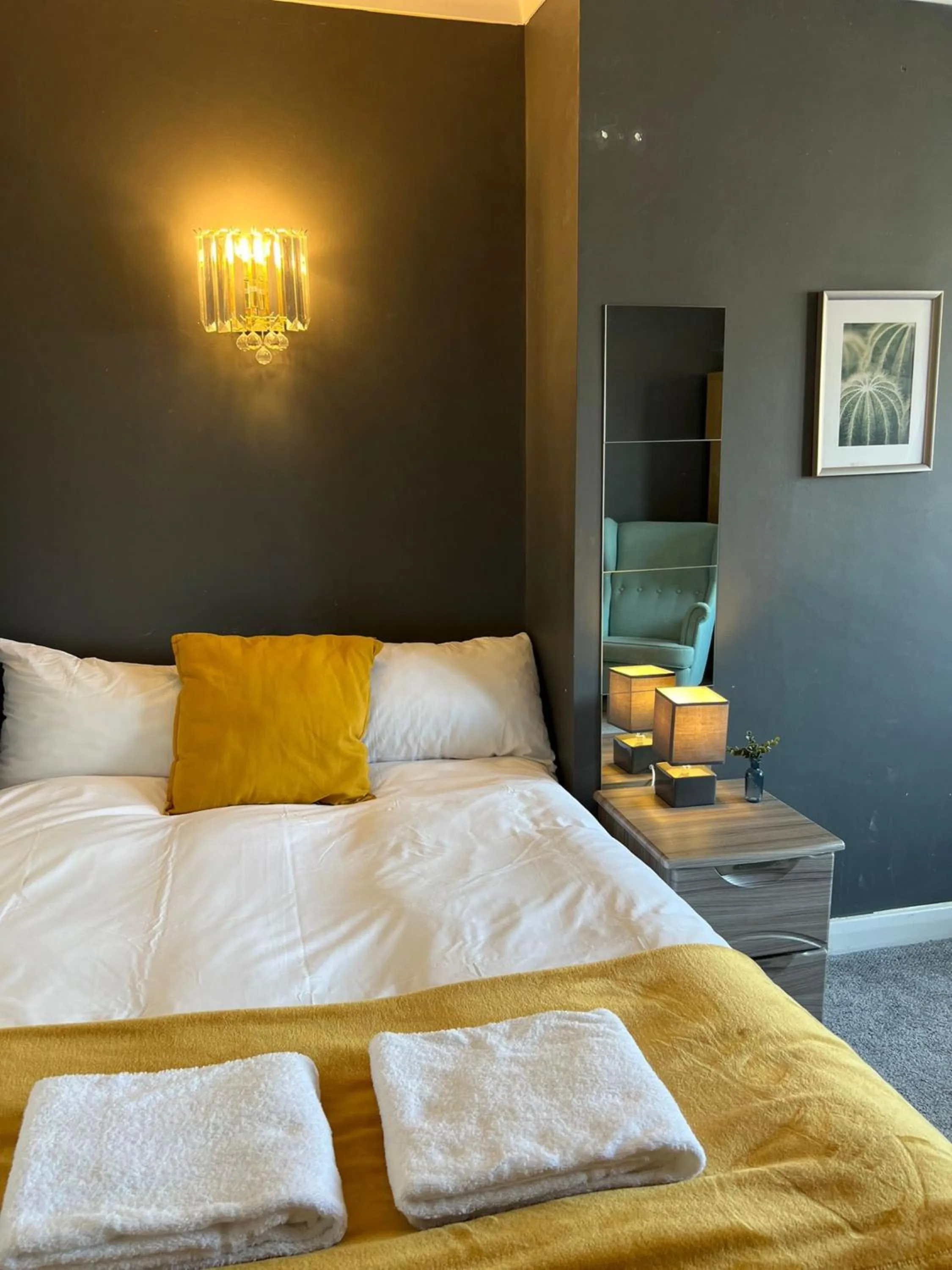 Bed in Airport Garden Rooms