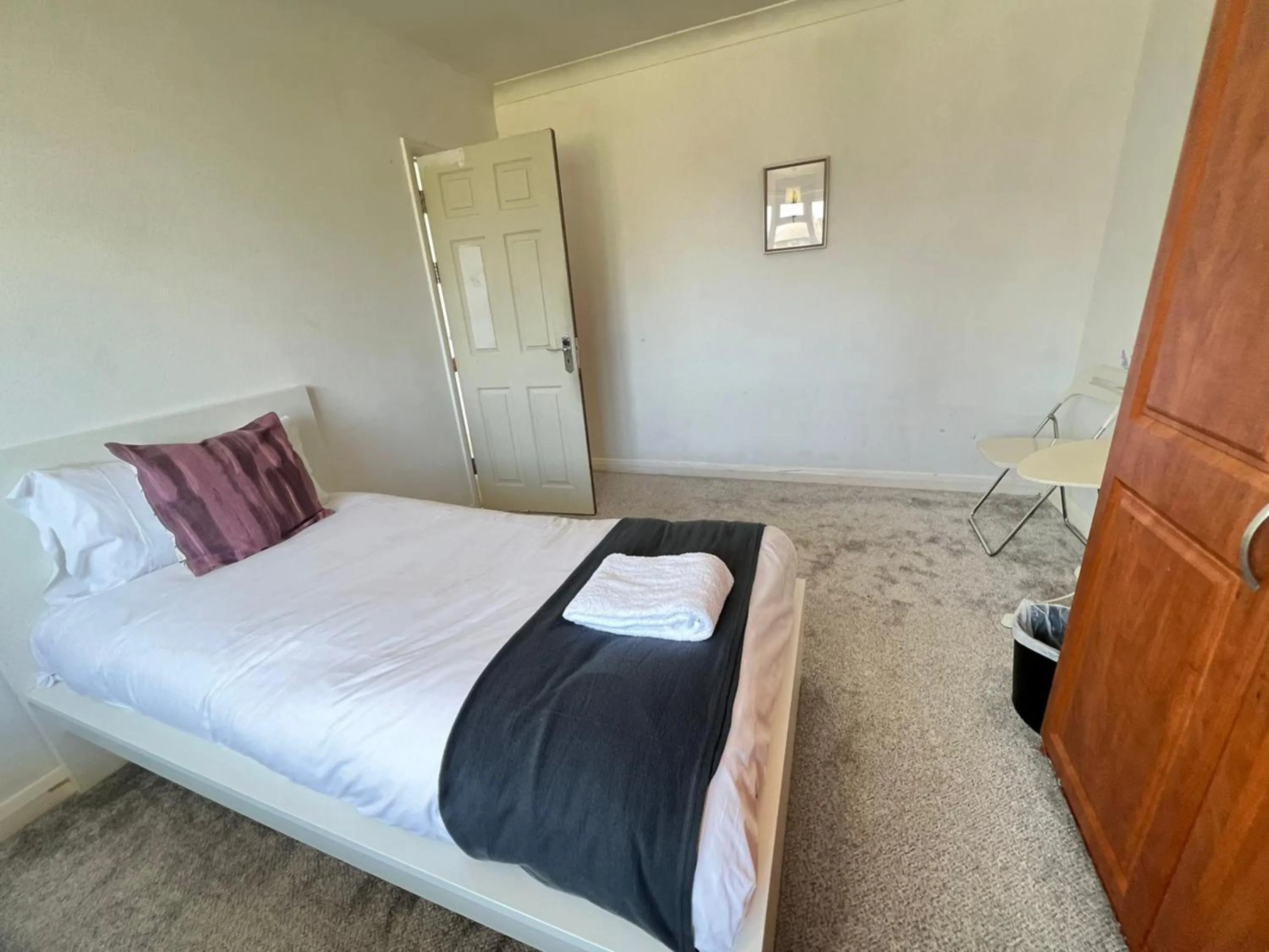 Bed in Airport Garden Rooms