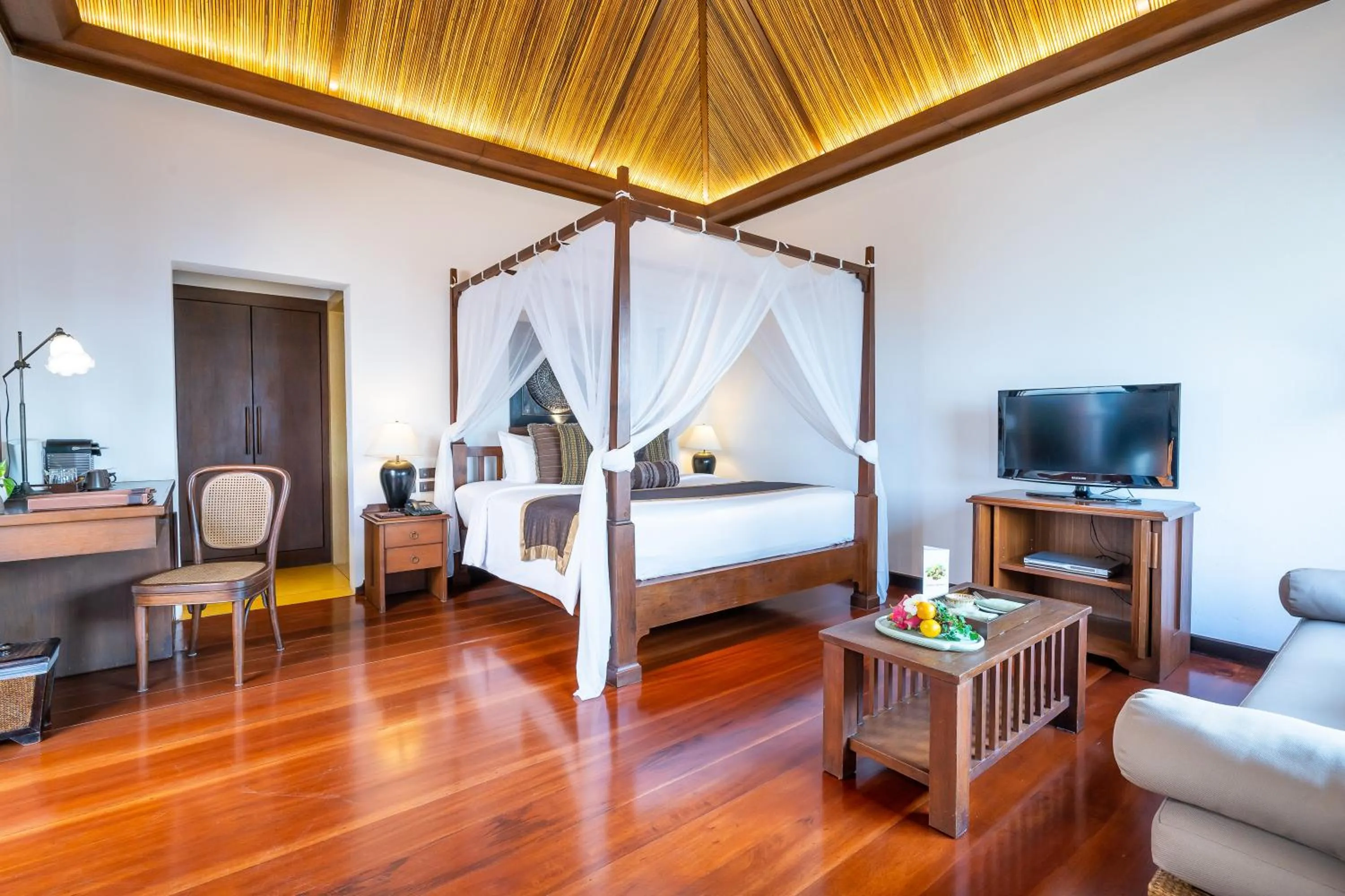 TV and multimedia, Bed in Le Vimarn Cottages & Spa