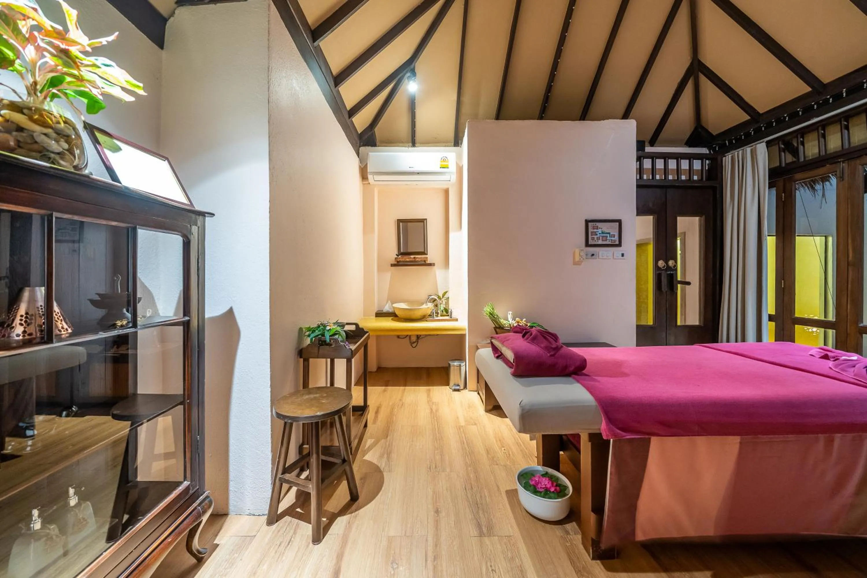 Massage, Bed in Le Vimarn Cottages & Spa