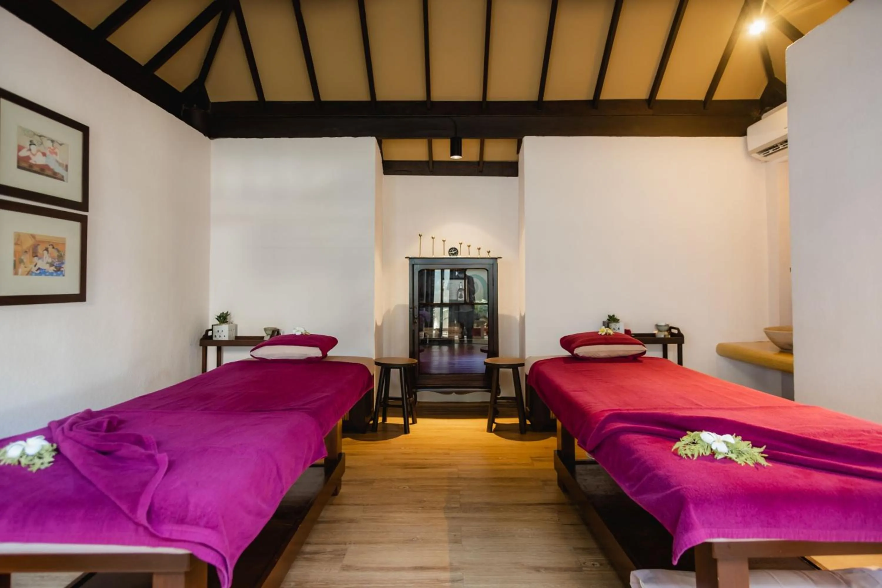 Massage, Bed in Le Vimarn Cottages & Spa