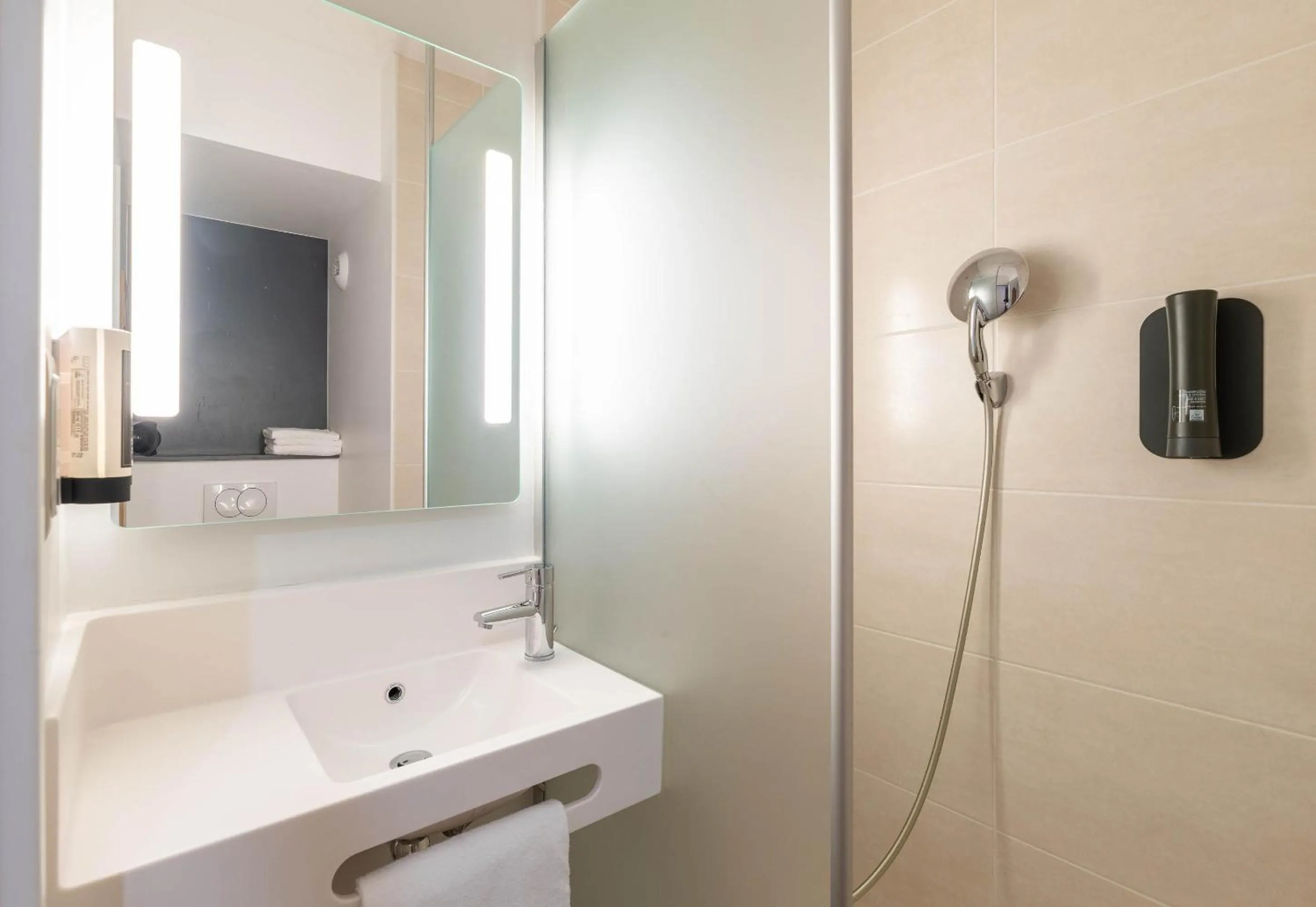 Bathroom in B&B HOTEL LYON Centre Perrache