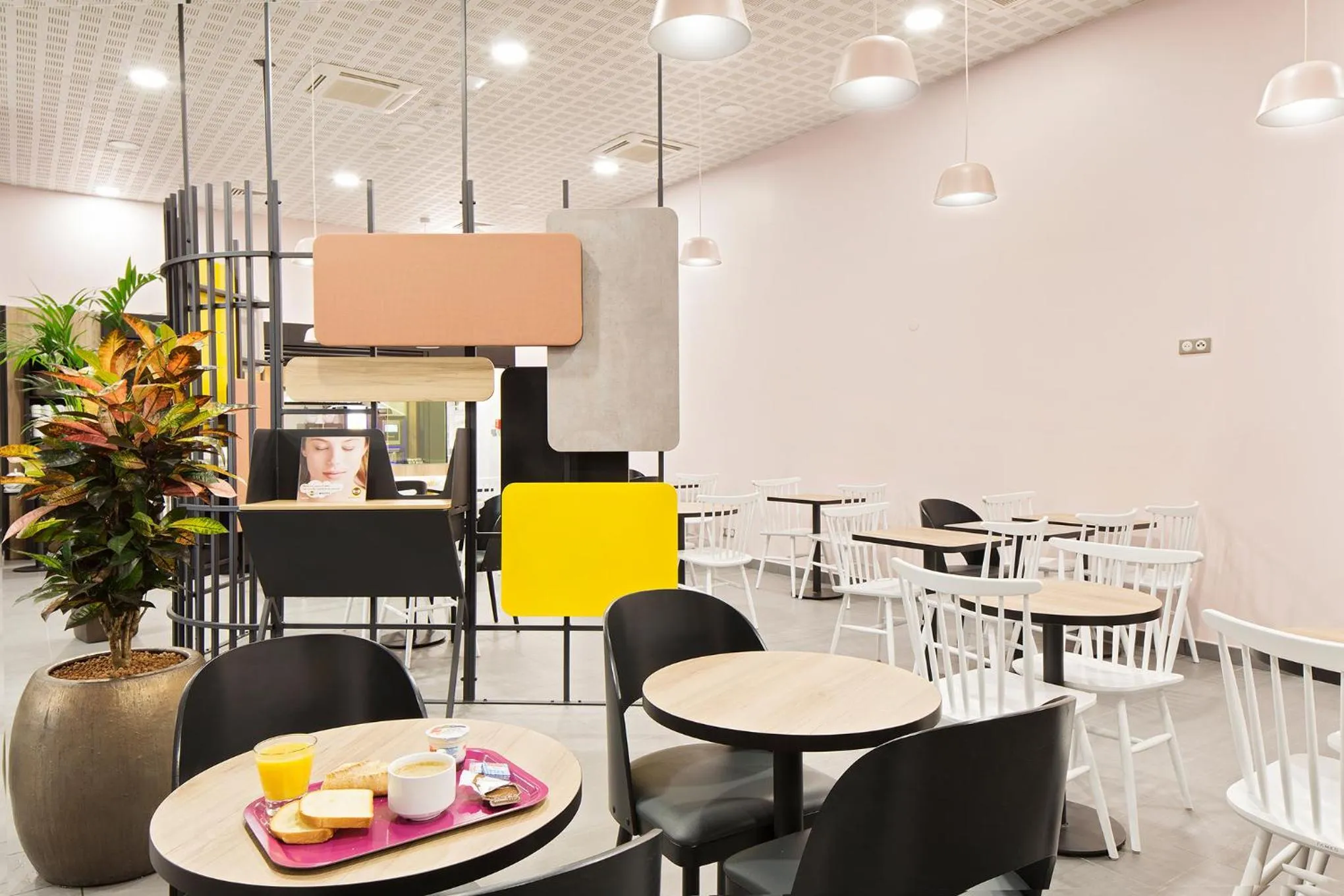 Restaurant/places to eat in B&B HOTEL LYON Centre Perrache