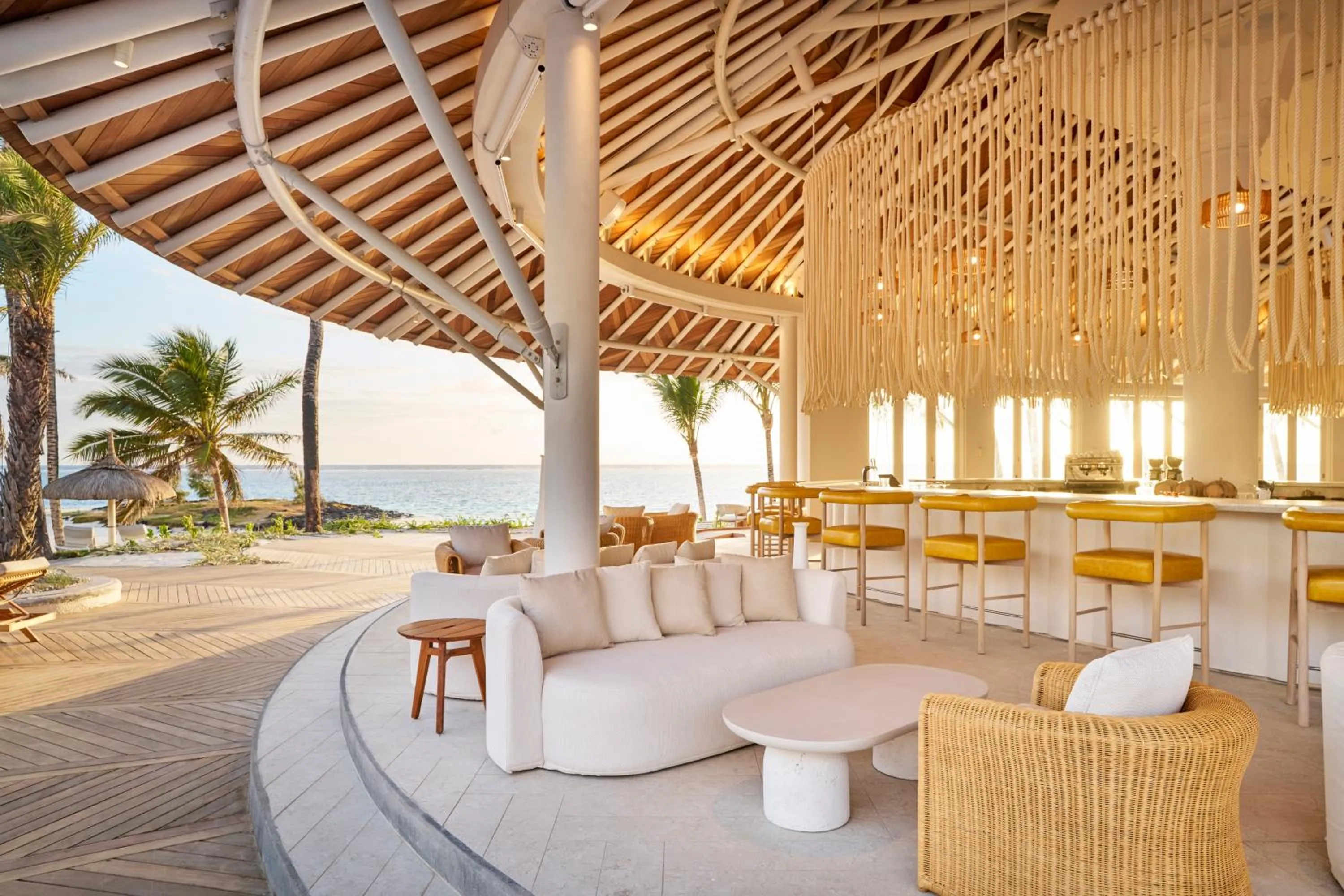 Lounge or bar in LUX* Belle Mare Resort & Villas