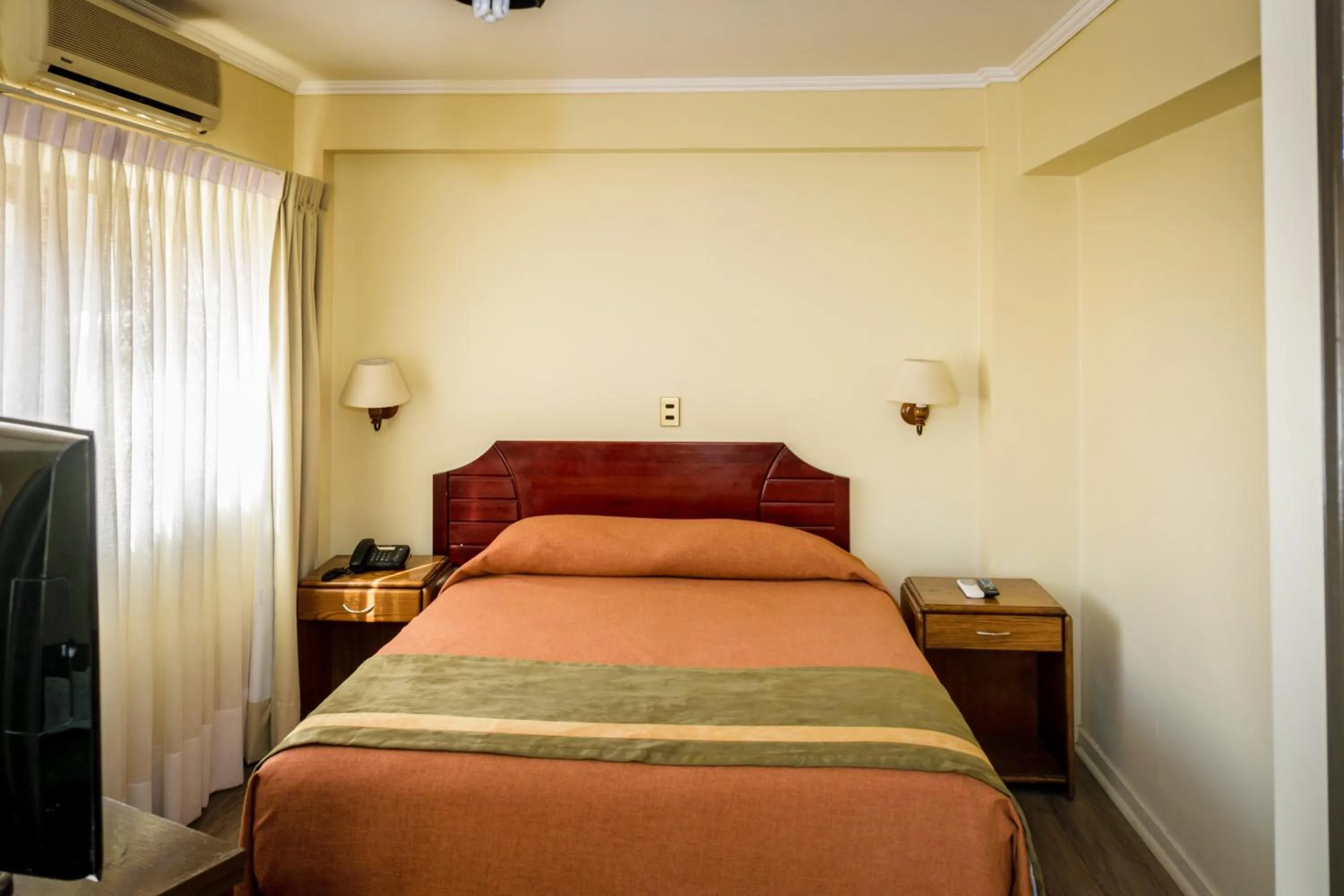 Photo of the whole room, Bed in Hotel Diego de Almagro Antofagasta Express
