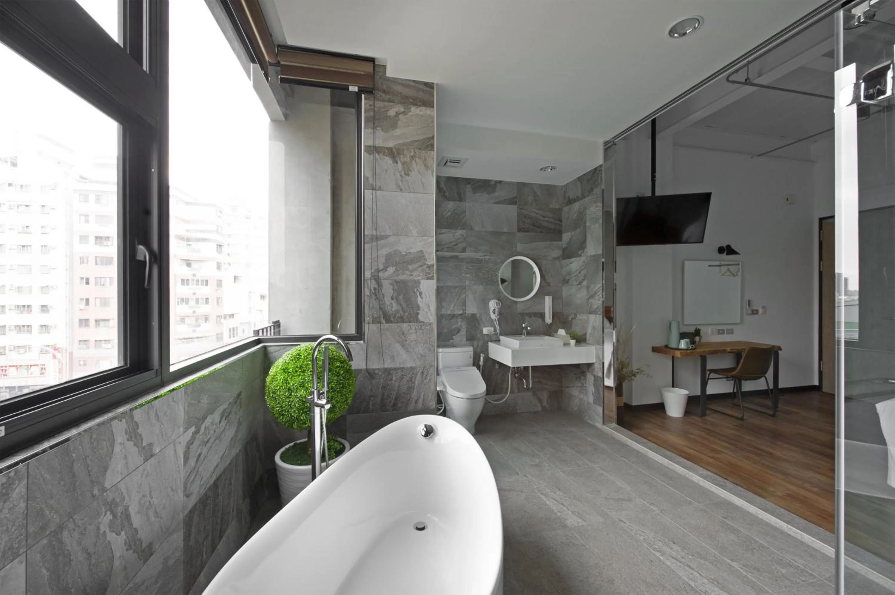 Hot Tub in OX Suites