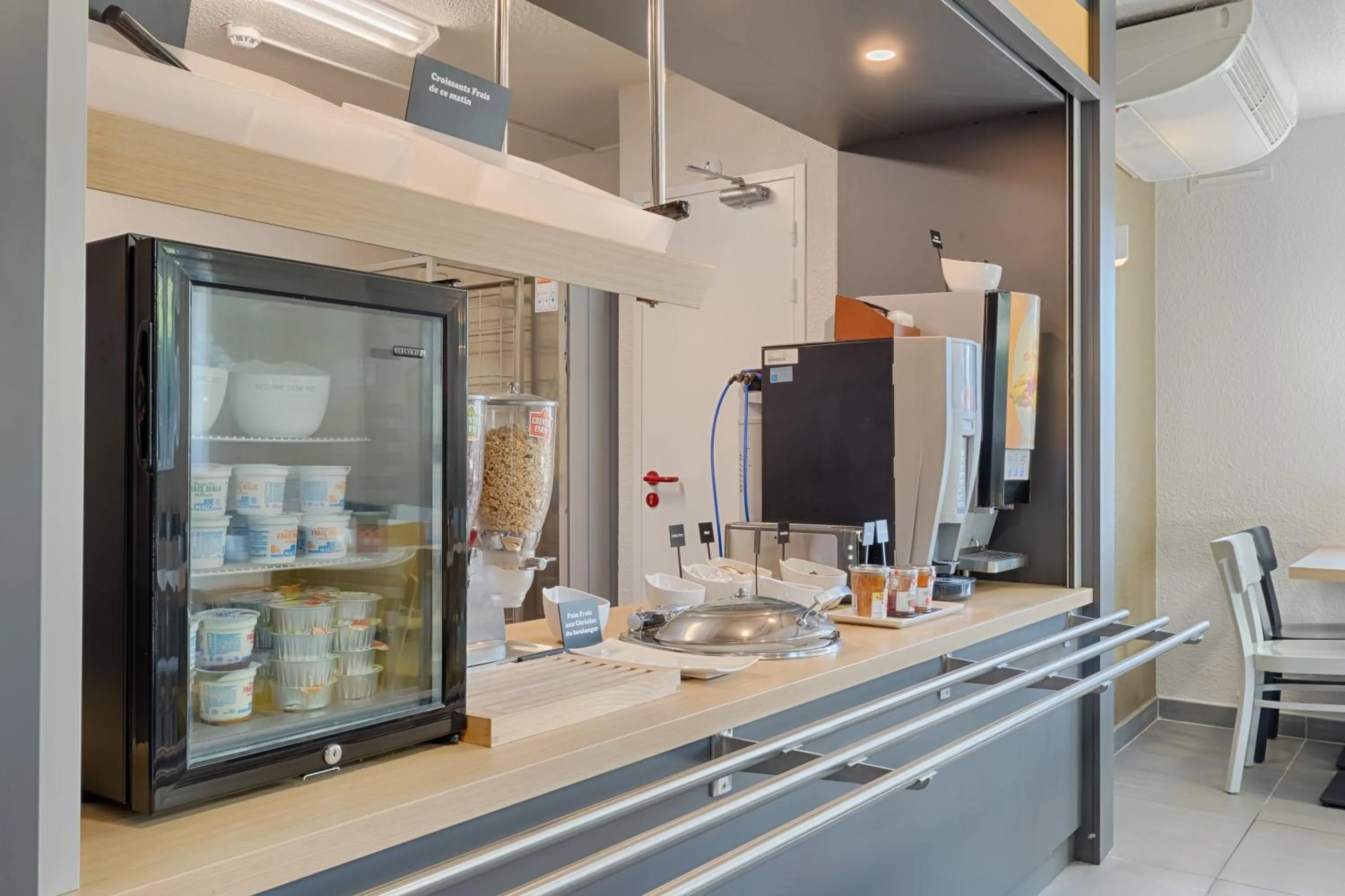 Buffet breakfast in B&B HOTEL Aix-en-Provence Pont de l'Arc