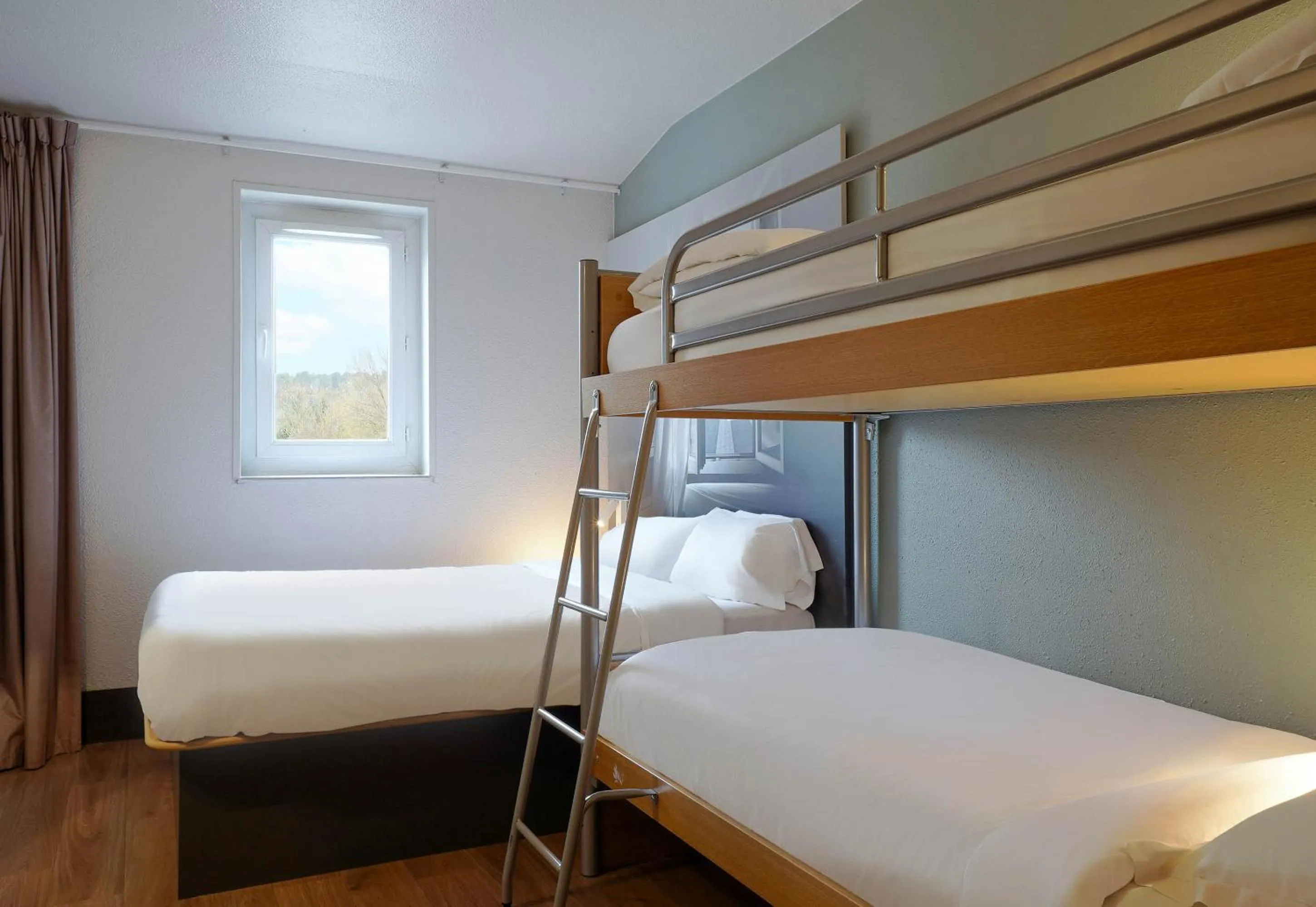 Bedroom, Bed in B&B HOTEL Aix-en-Provence Pont de l'Arc