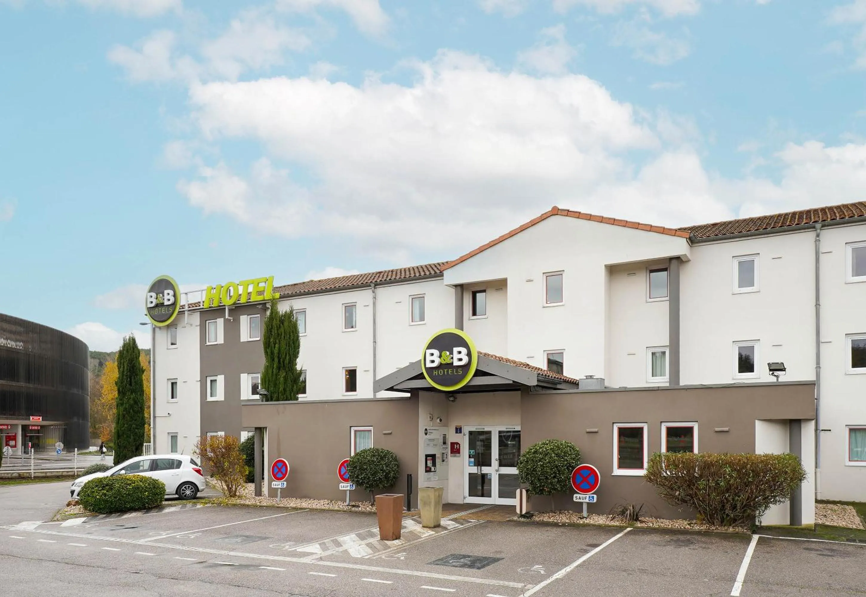 Property building in B&B HOTEL Aix-en-Provence Pont de l'Arc