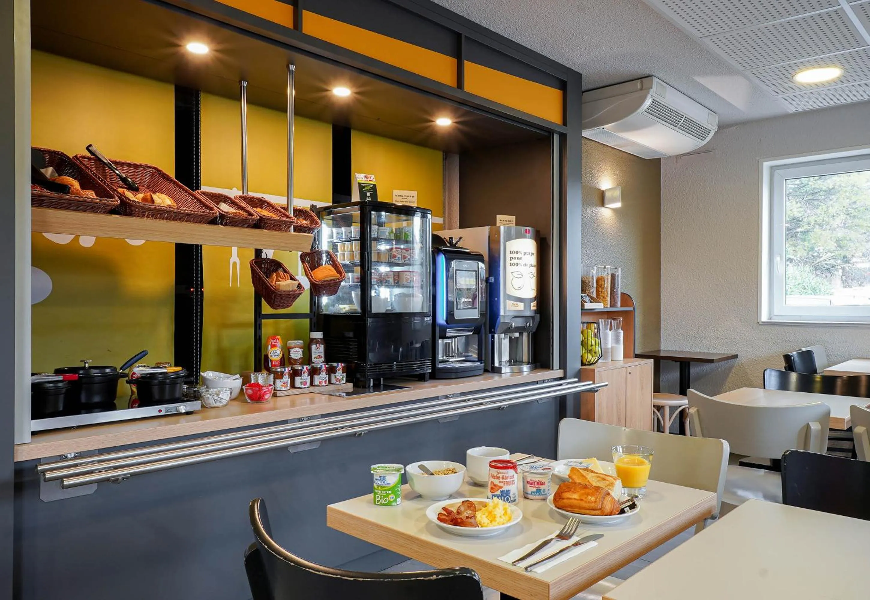 Buffet breakfast in B&B HOTEL Aix-en-Provence Pont de l'Arc