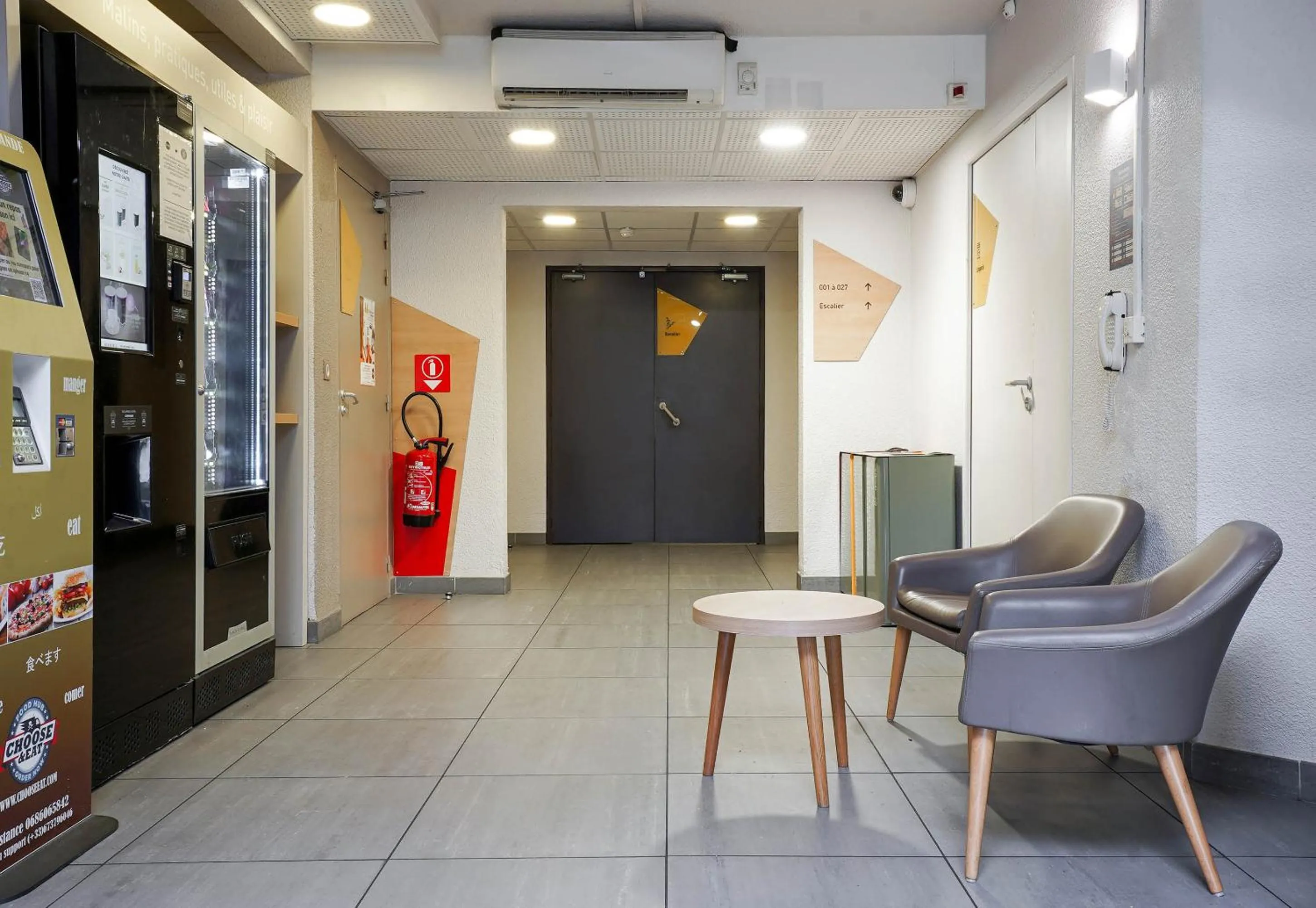 Seating area in B&B HOTEL Aix-en-Provence Pont de l'Arc