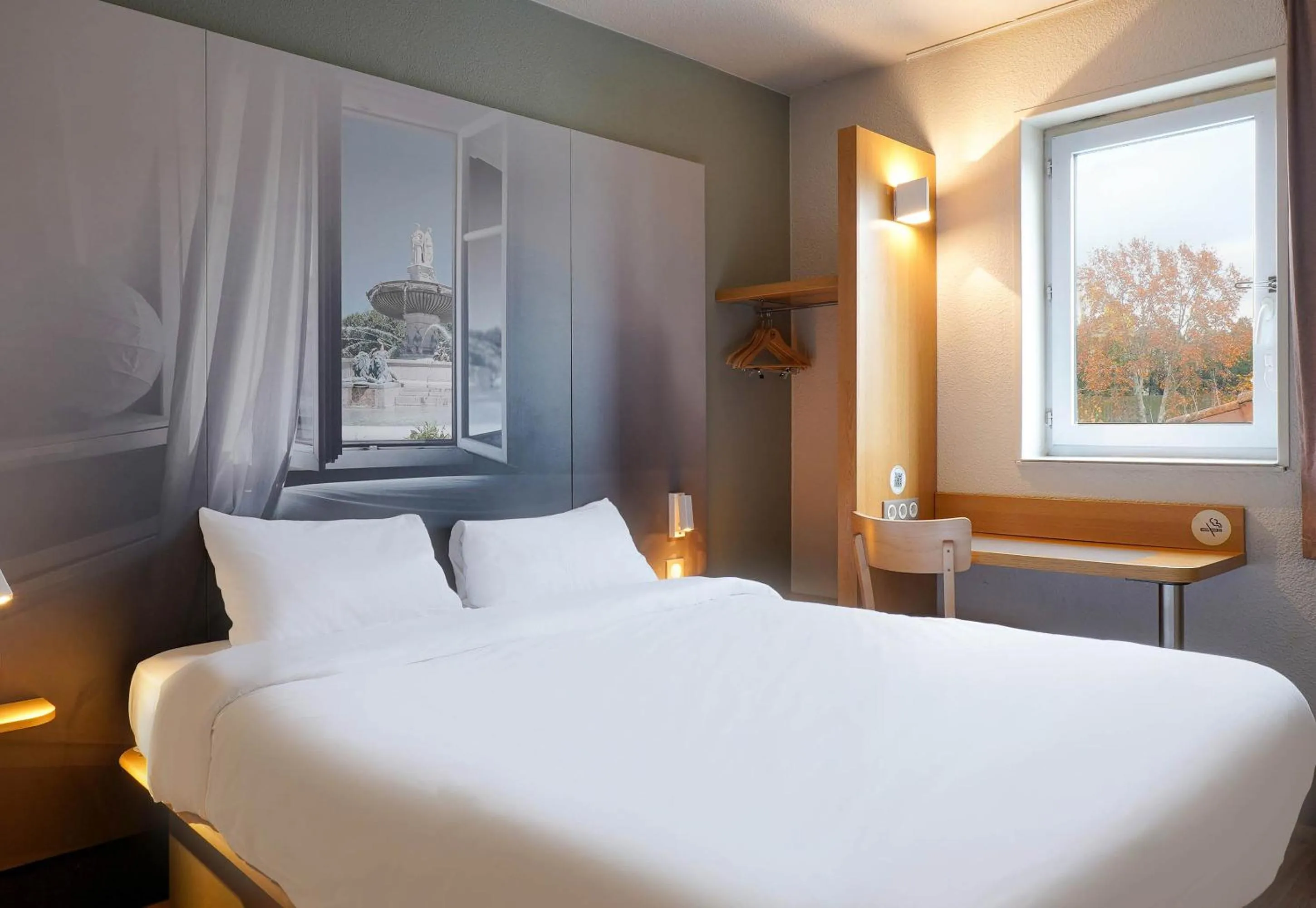 Bedroom, Bed in B&B HOTEL Aix-en-Provence Pont de l'Arc