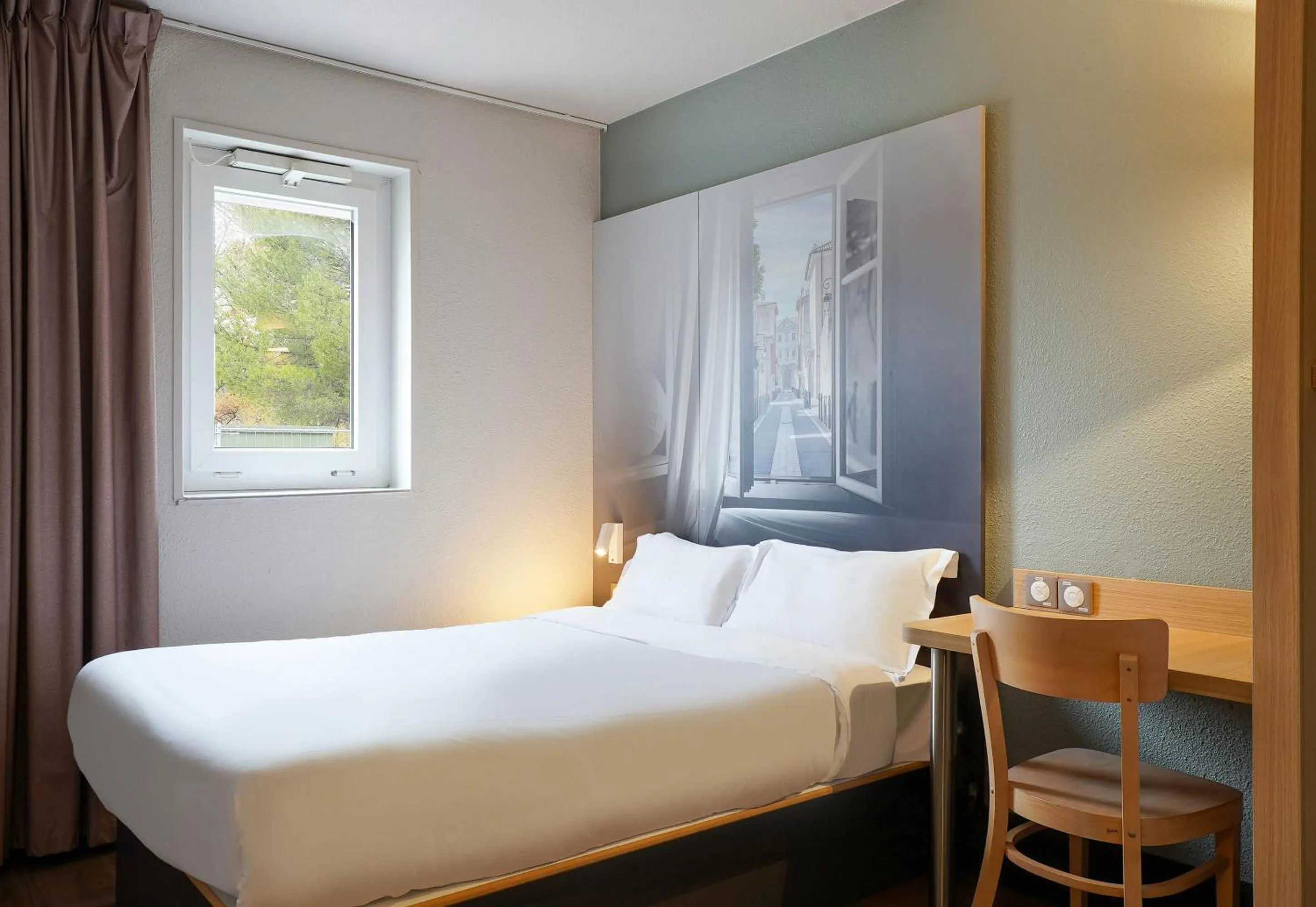 Bedroom, Bed in B&B HOTEL Aix-en-Provence Pont de l'Arc