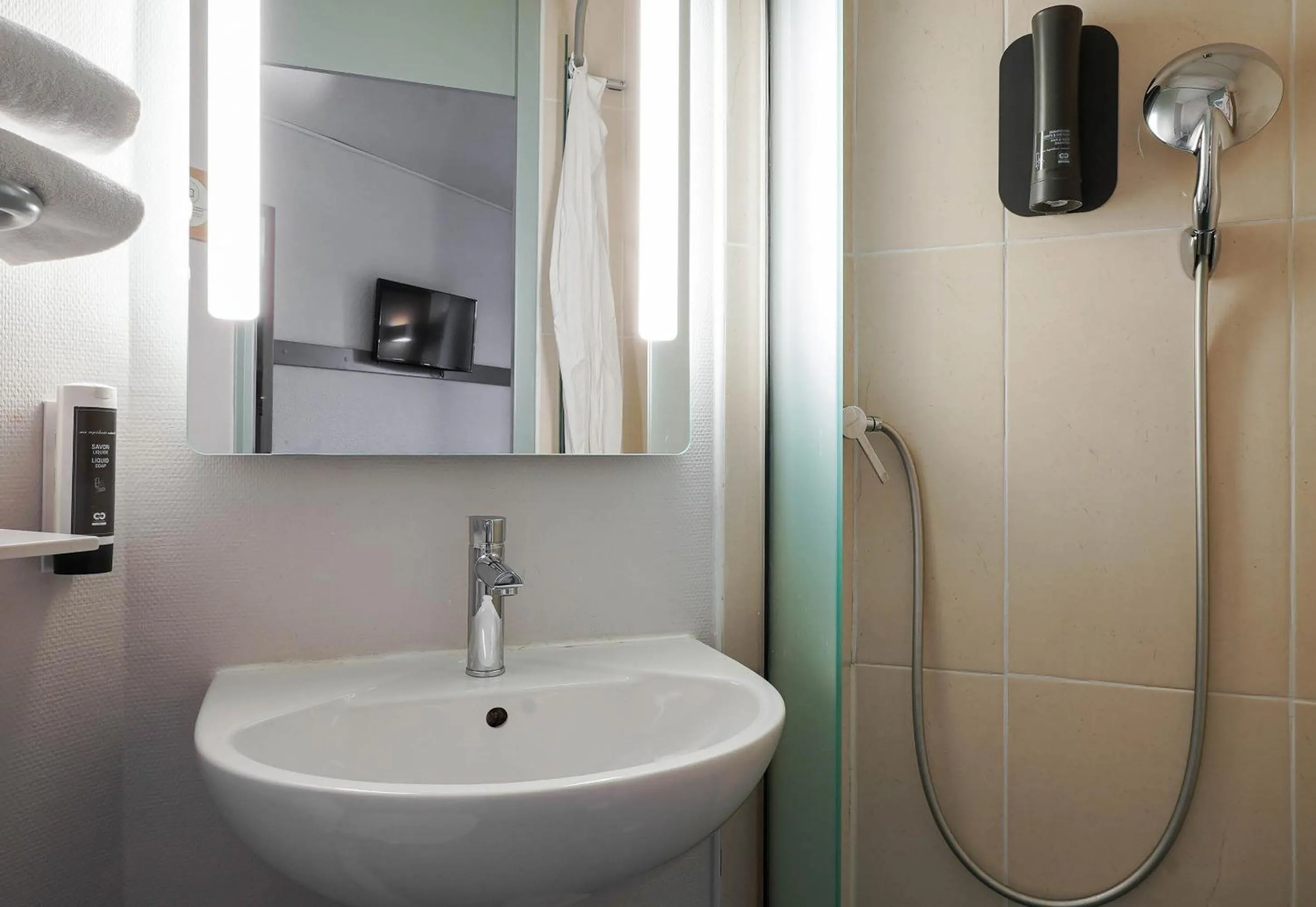 Bathroom in B&B HOTEL Aix-en-Provence Pont de l'Arc