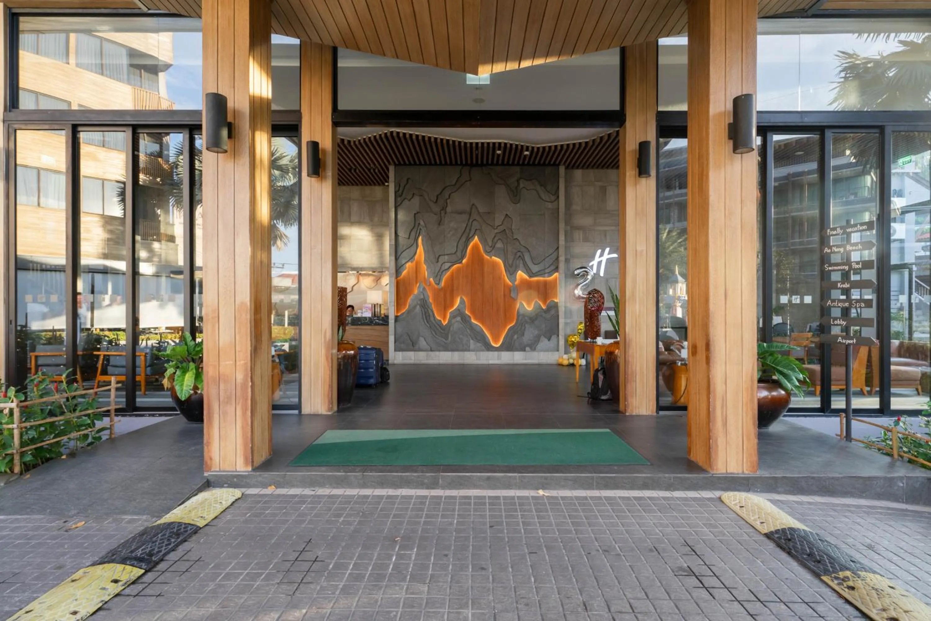 Restaurant/places to eat in Holiday Inn Resort Krabi Ao Nang Beach by IHG