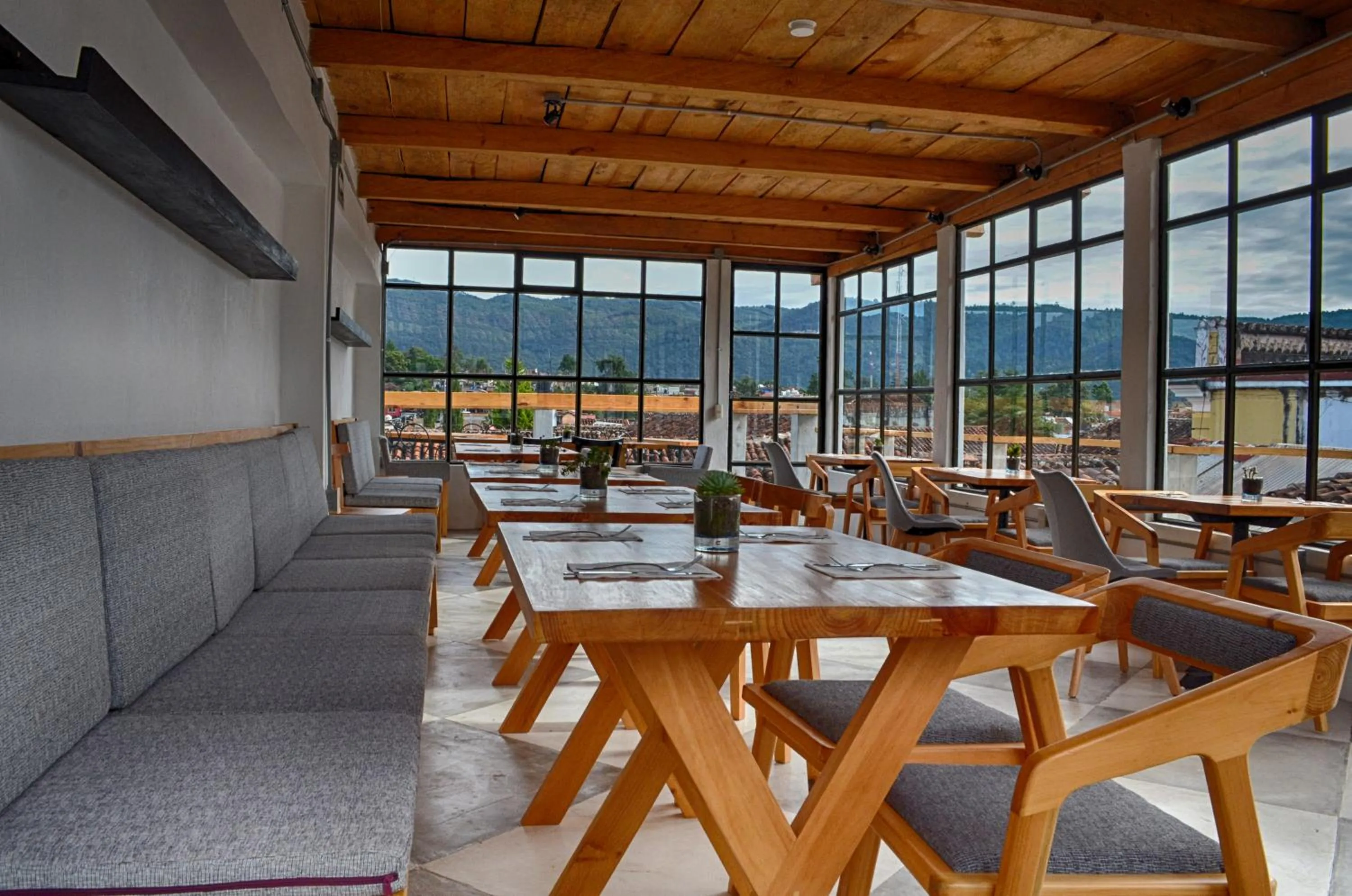 Restaurant/places to eat in La Tozi Hotel