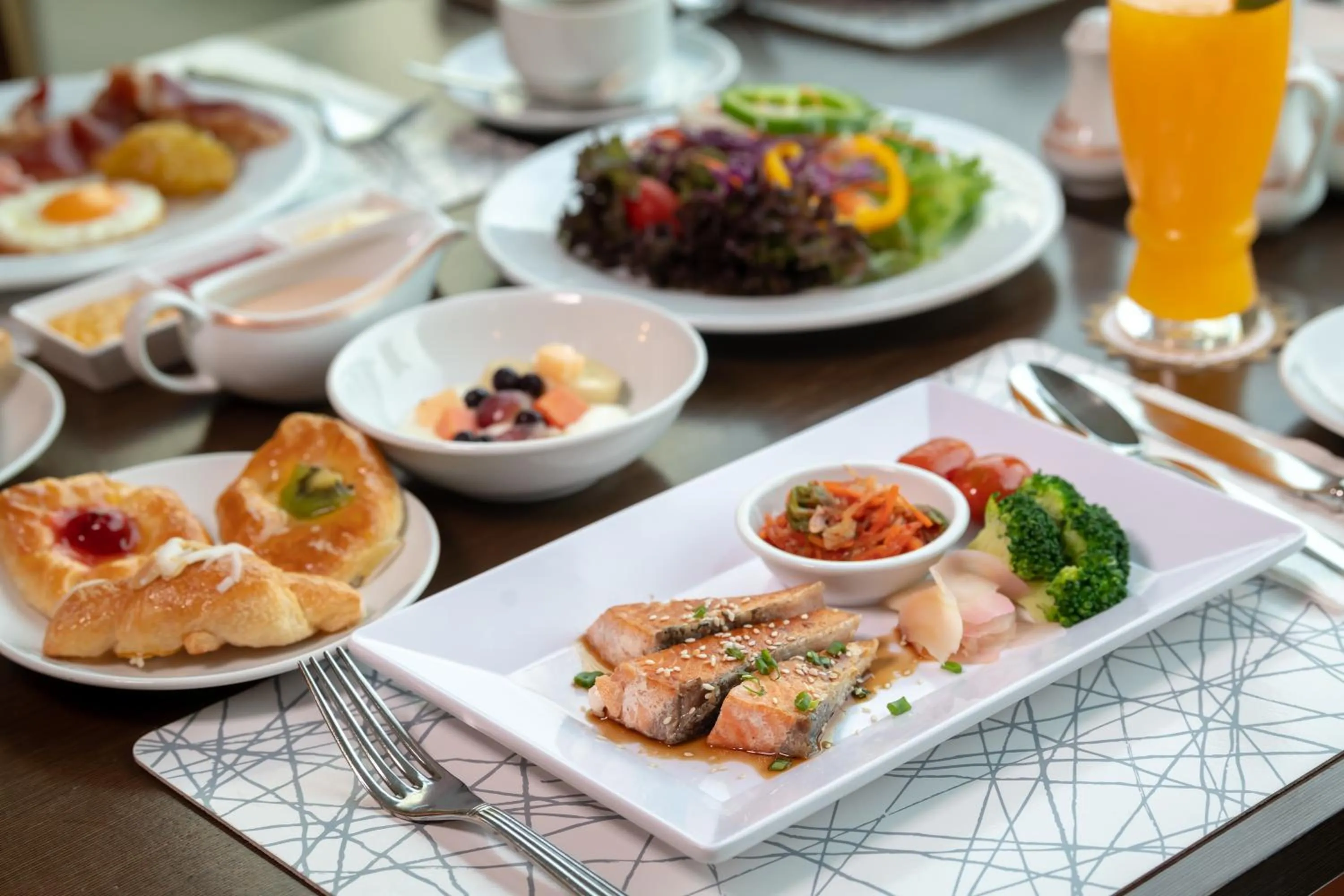 Food and drinks in Jasmine City Hotel