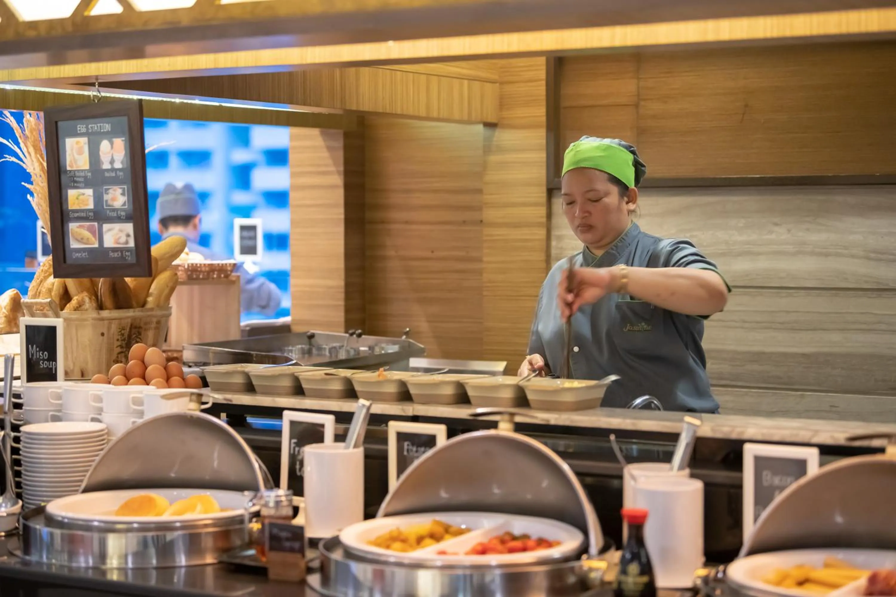 Restaurant/places to eat in Jasmine City Hotel