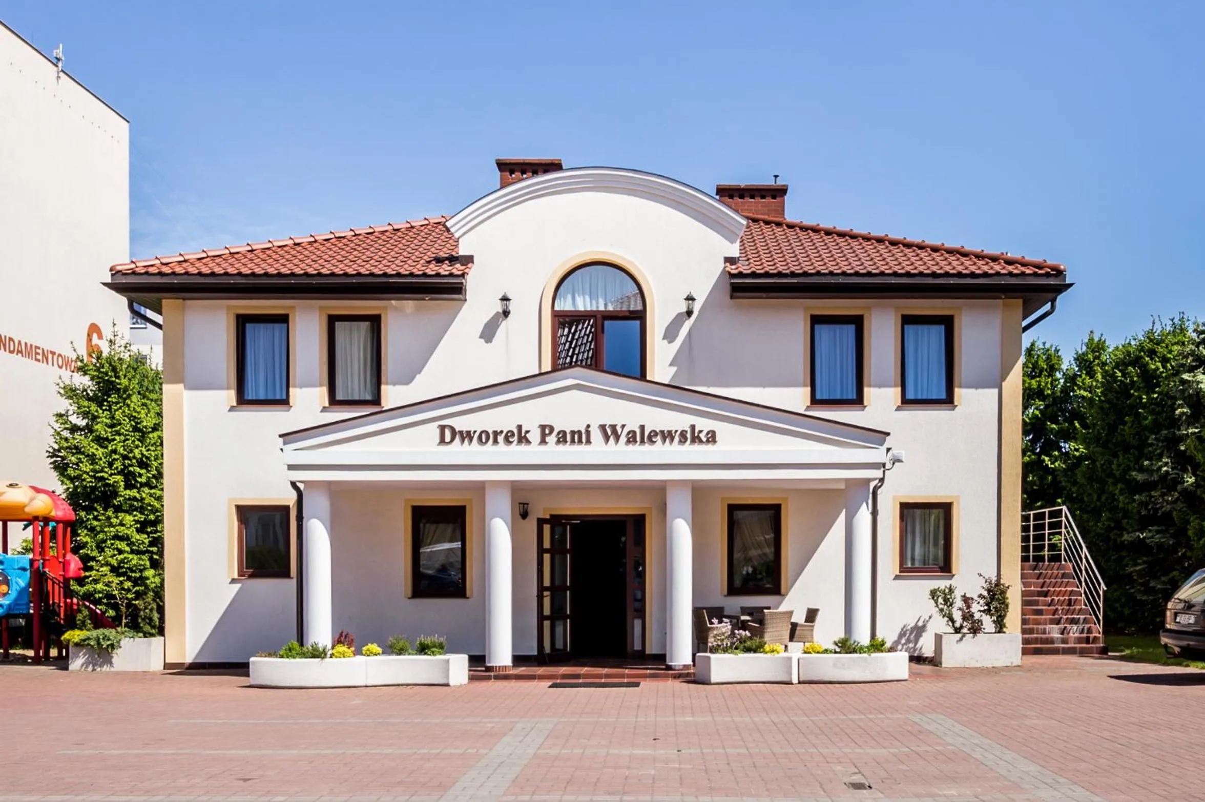 Facade/entrance in Dworek Pani Walewska
