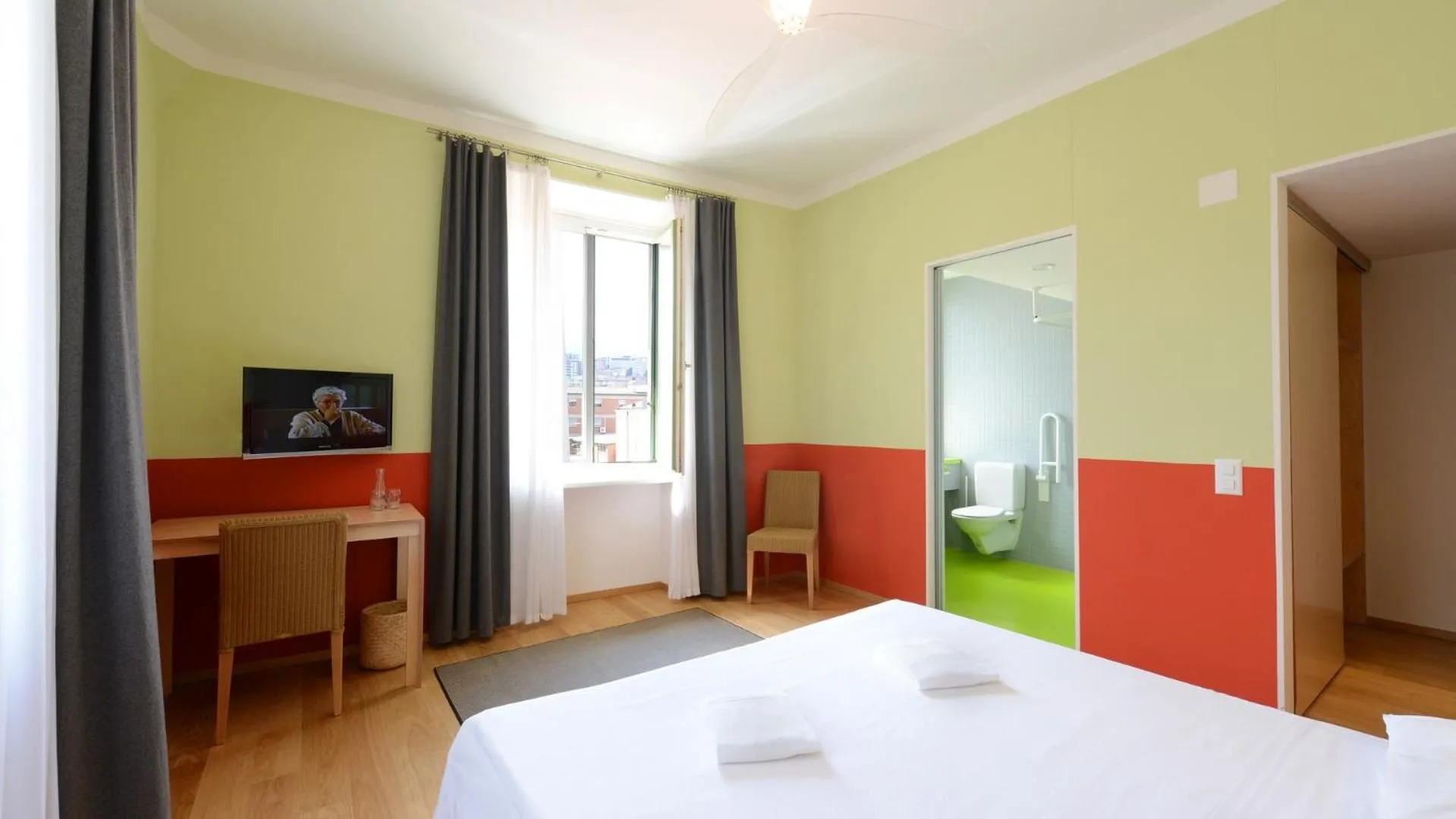 Photo of the whole room, Bed in Hotel Pestalozzi Lugano