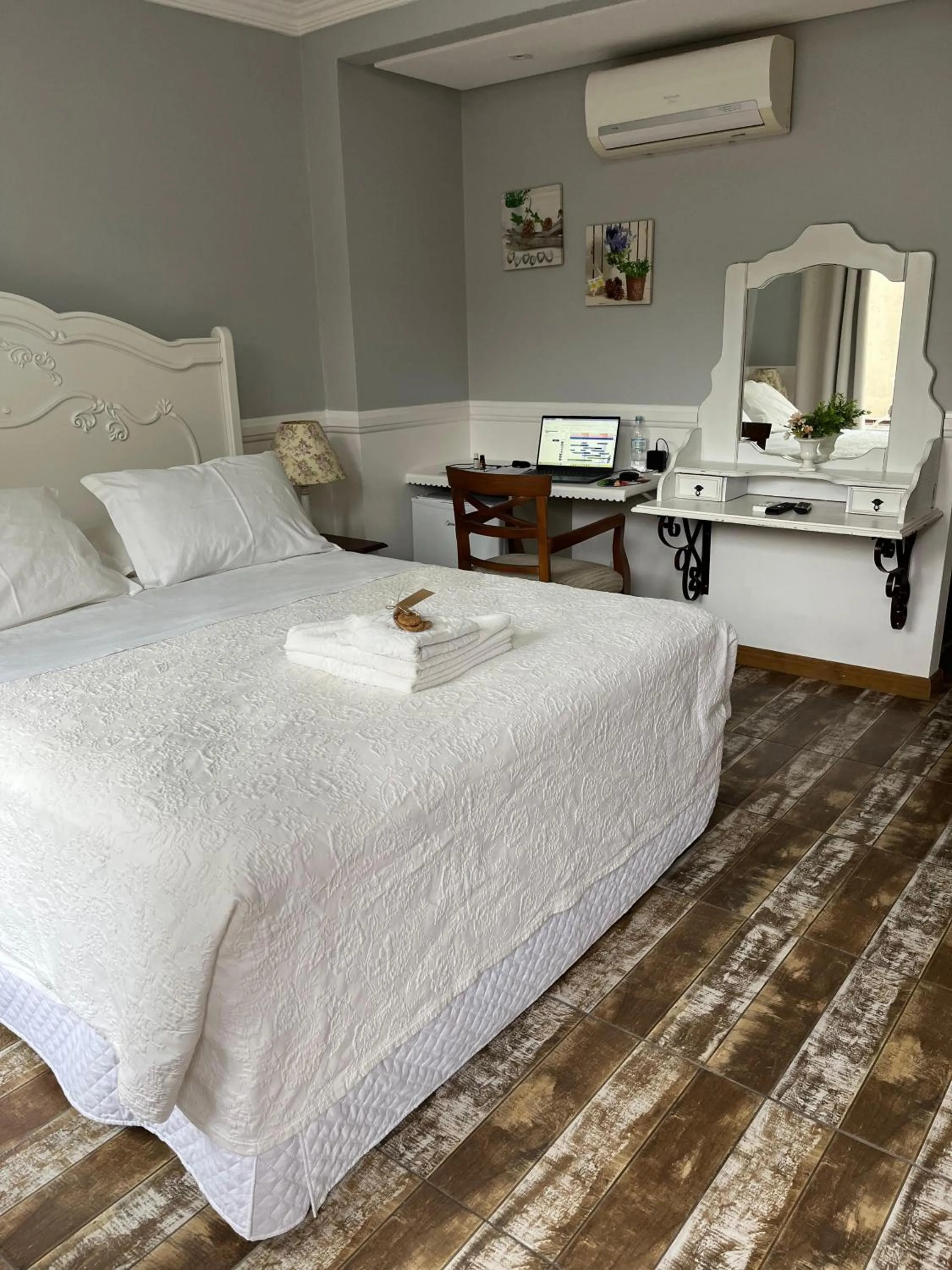 Photo of the whole room, Bed in Pousada Paty´s Garden