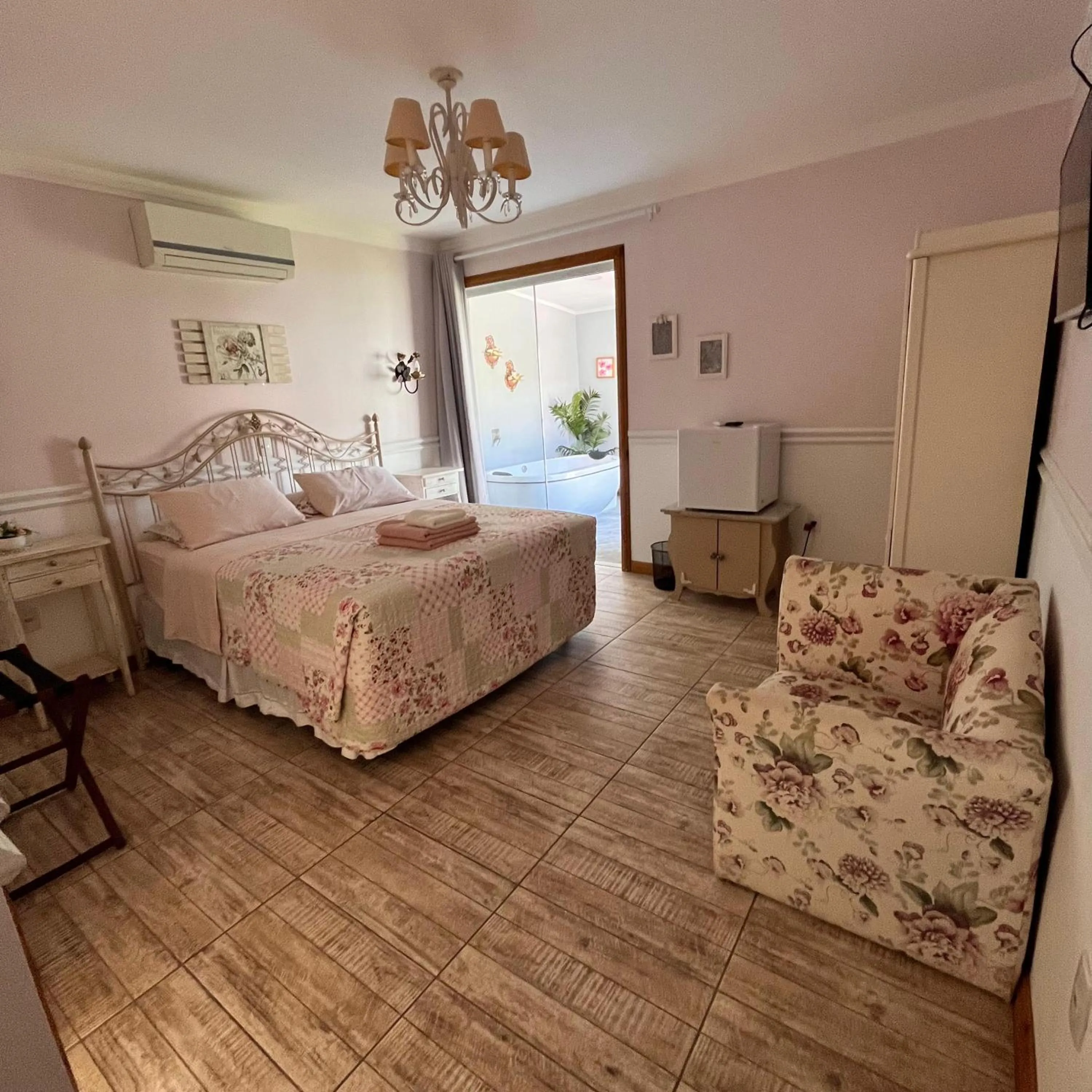 Photo of the whole room, Bed in Pousada Paty´s Garden