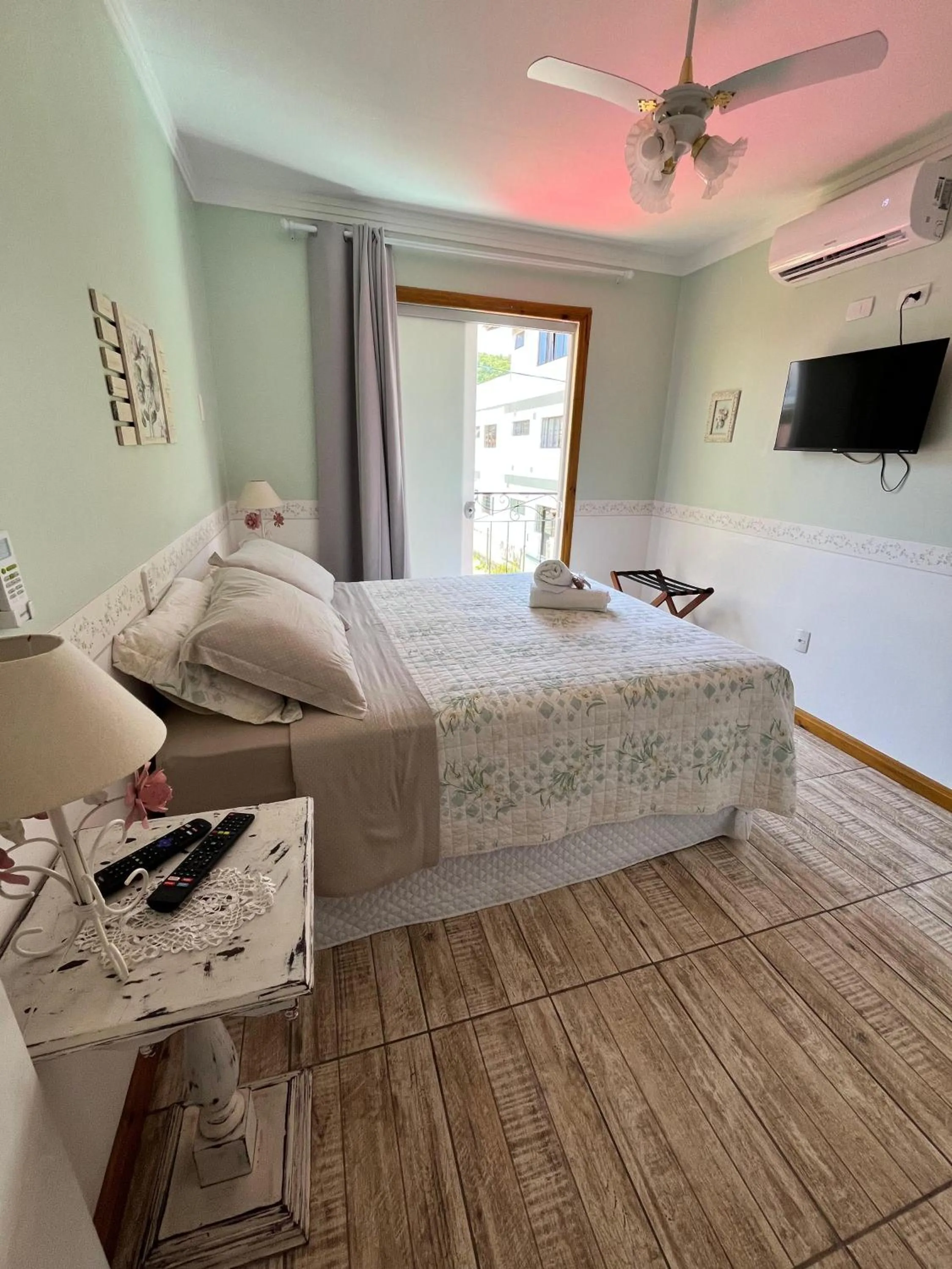 Photo of the whole room, Bed in Pousada Paty´s Garden