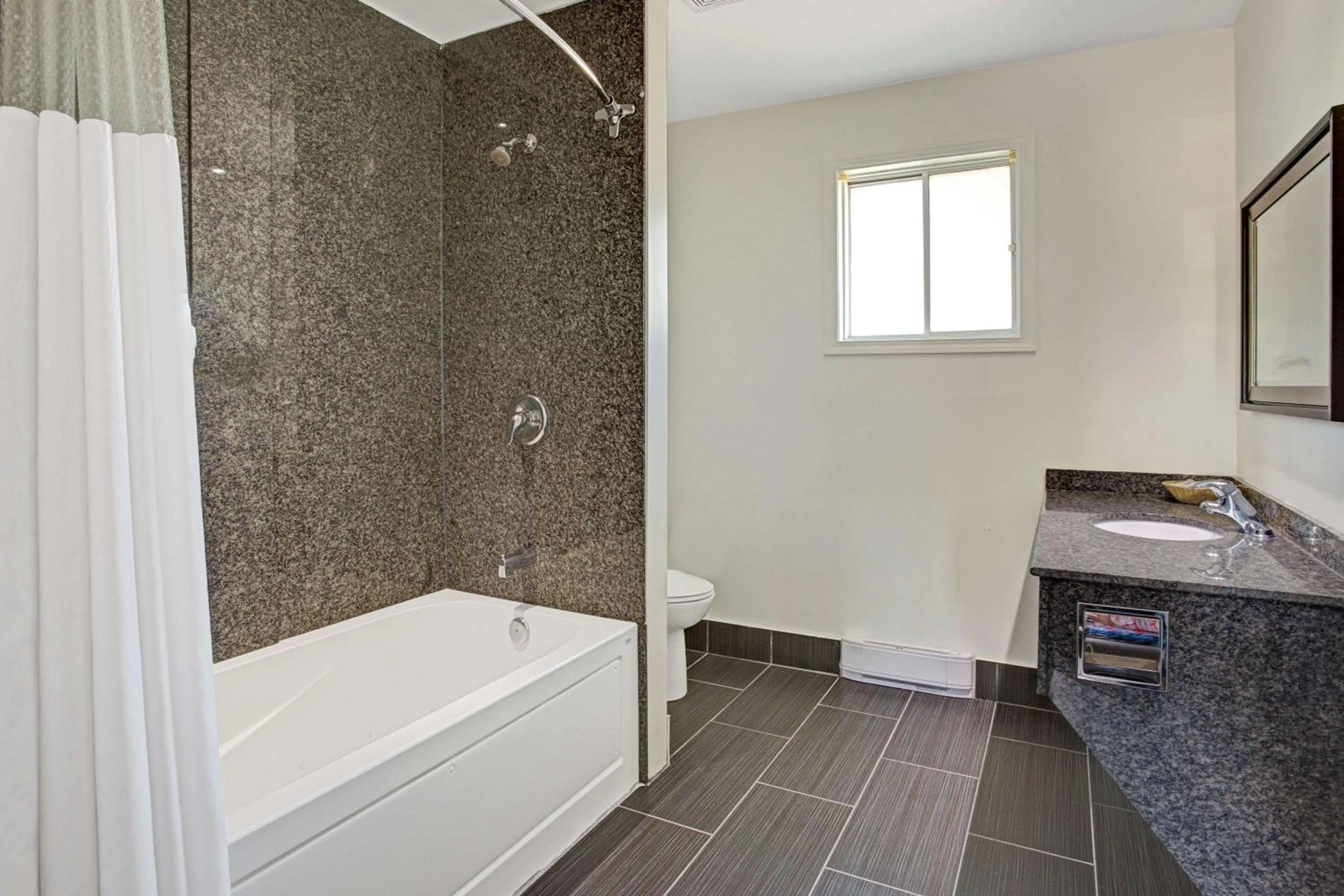 Bathroom in Howard Johnson by Wyndham Gananoque