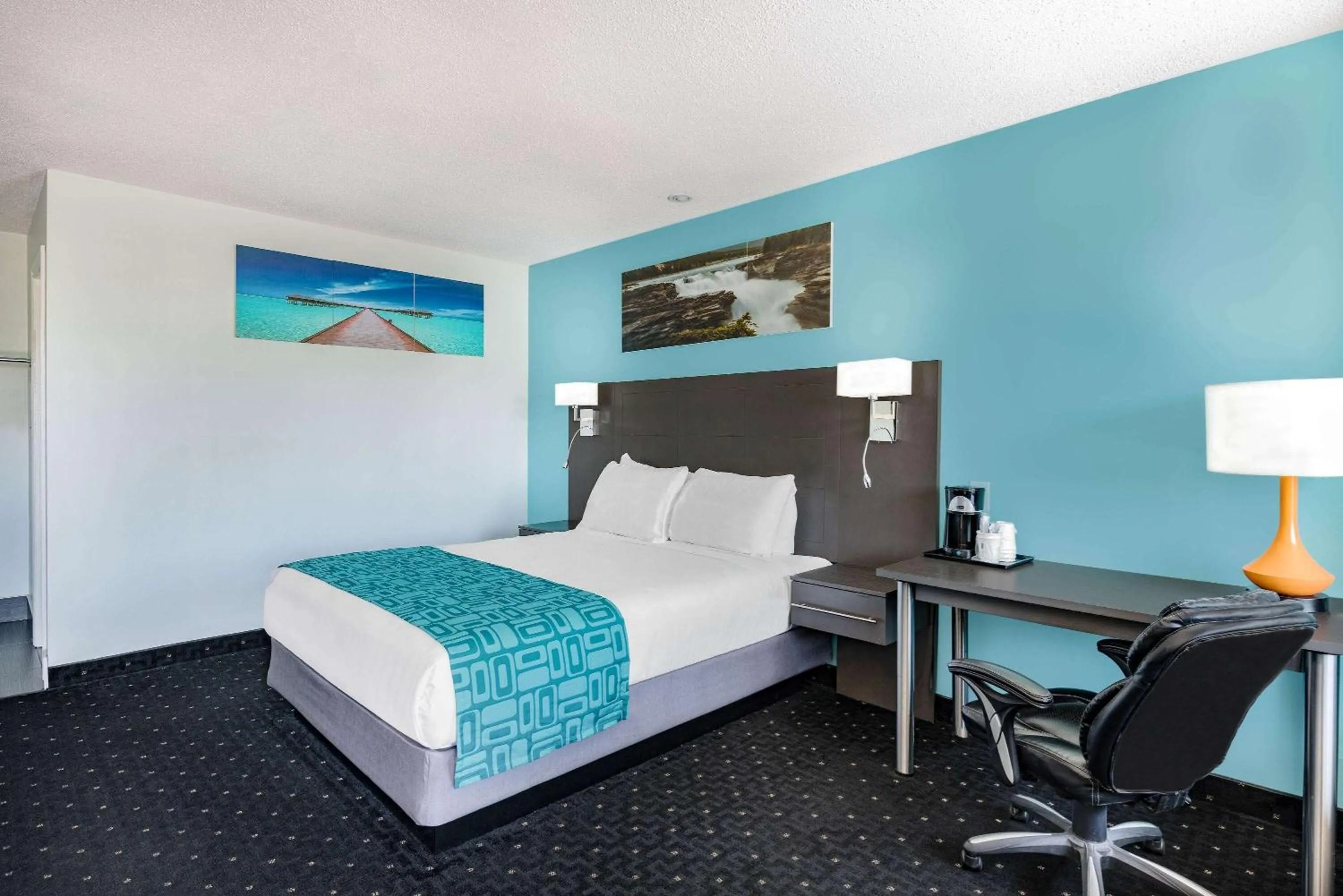 Photo of the whole room, Bed in Howard Johnson by Wyndham Gananoque