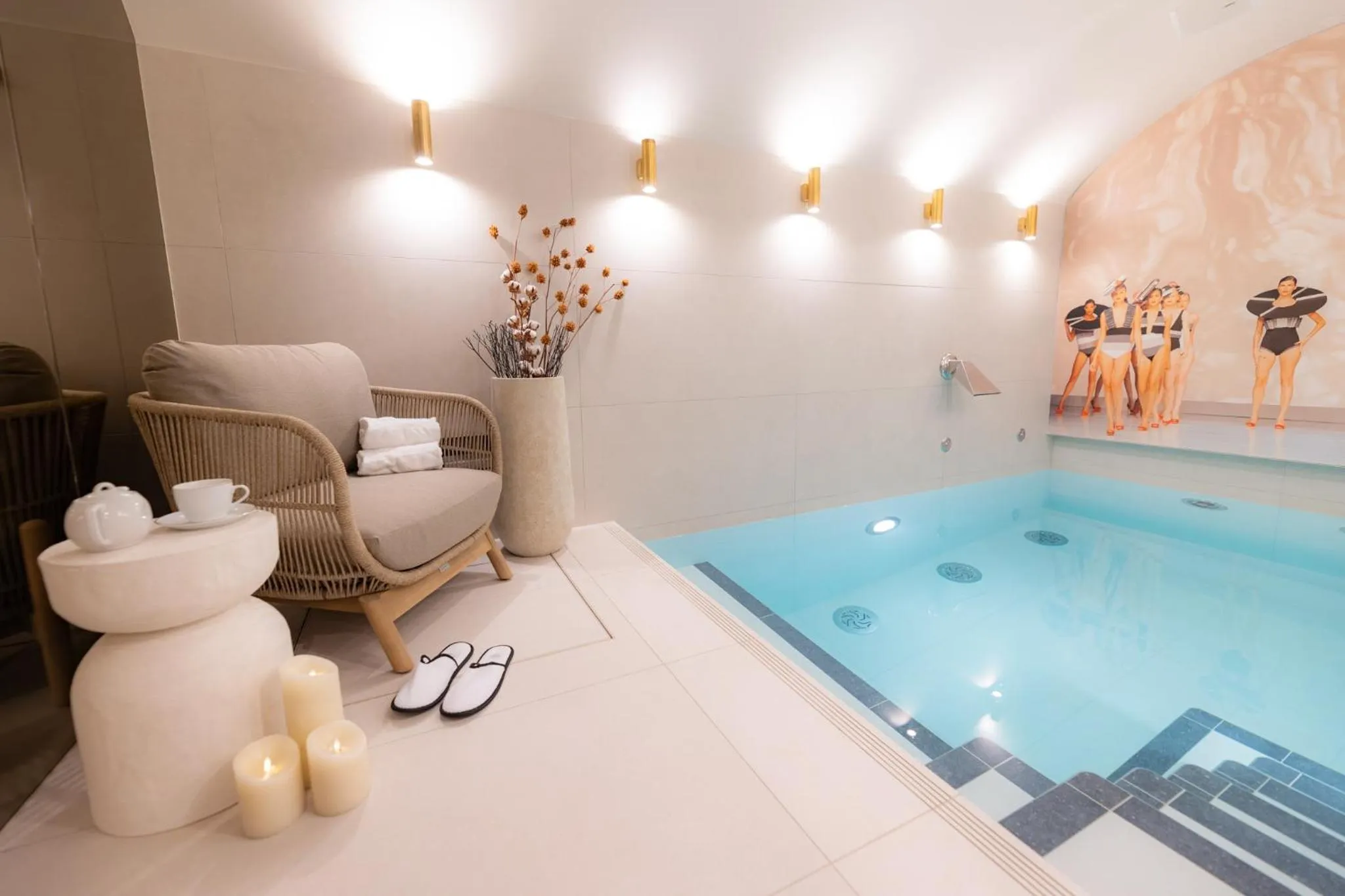 Swimming pool in Hôtel Dress Code