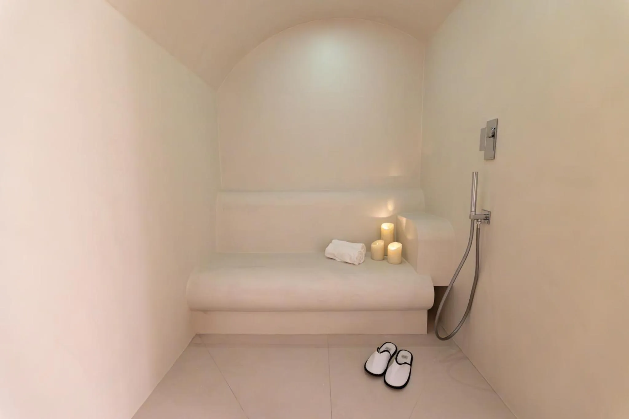 Steam room, Bed in Hôtel Dress Code