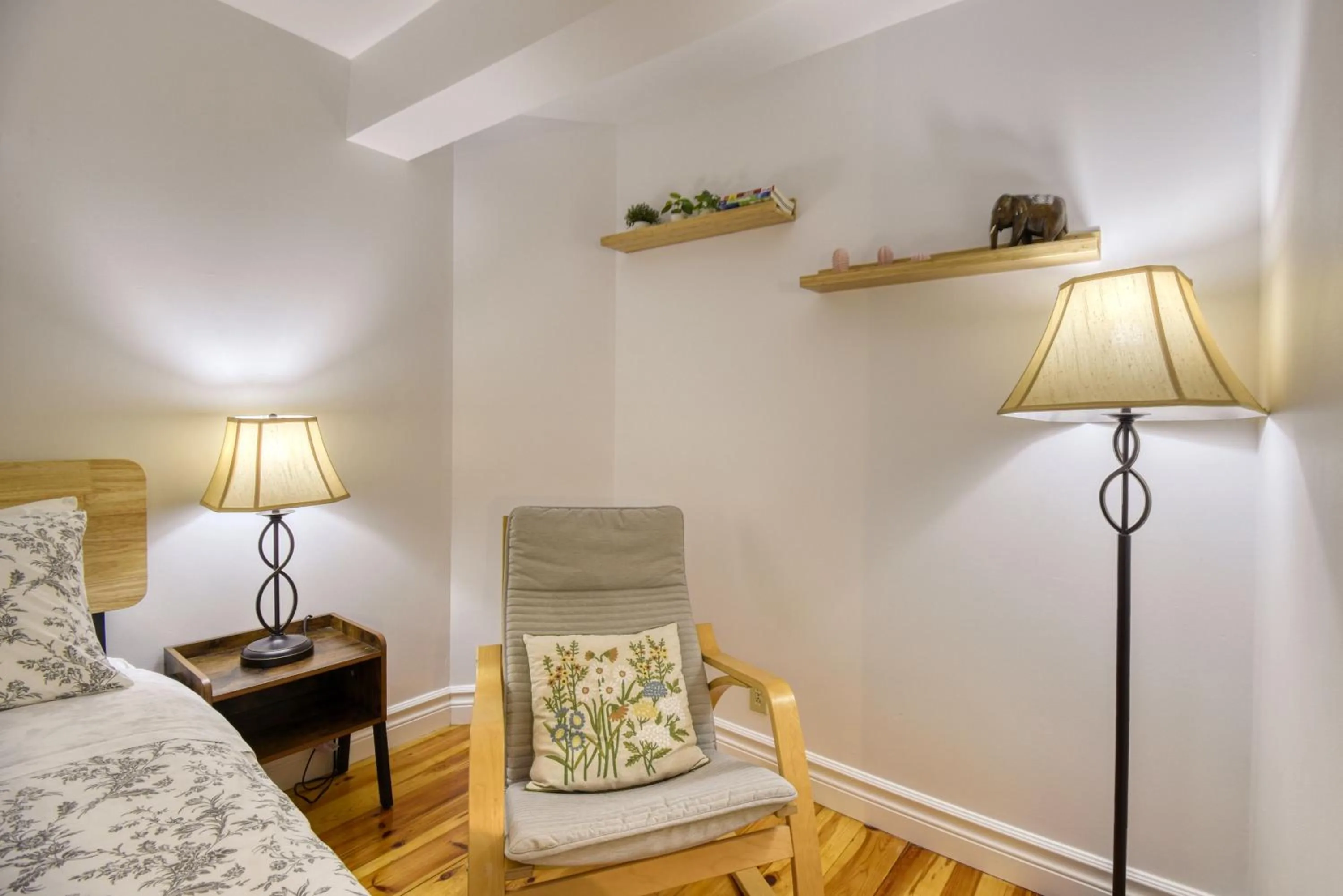 Bed in Auberge Le Lupin-Self Check-in