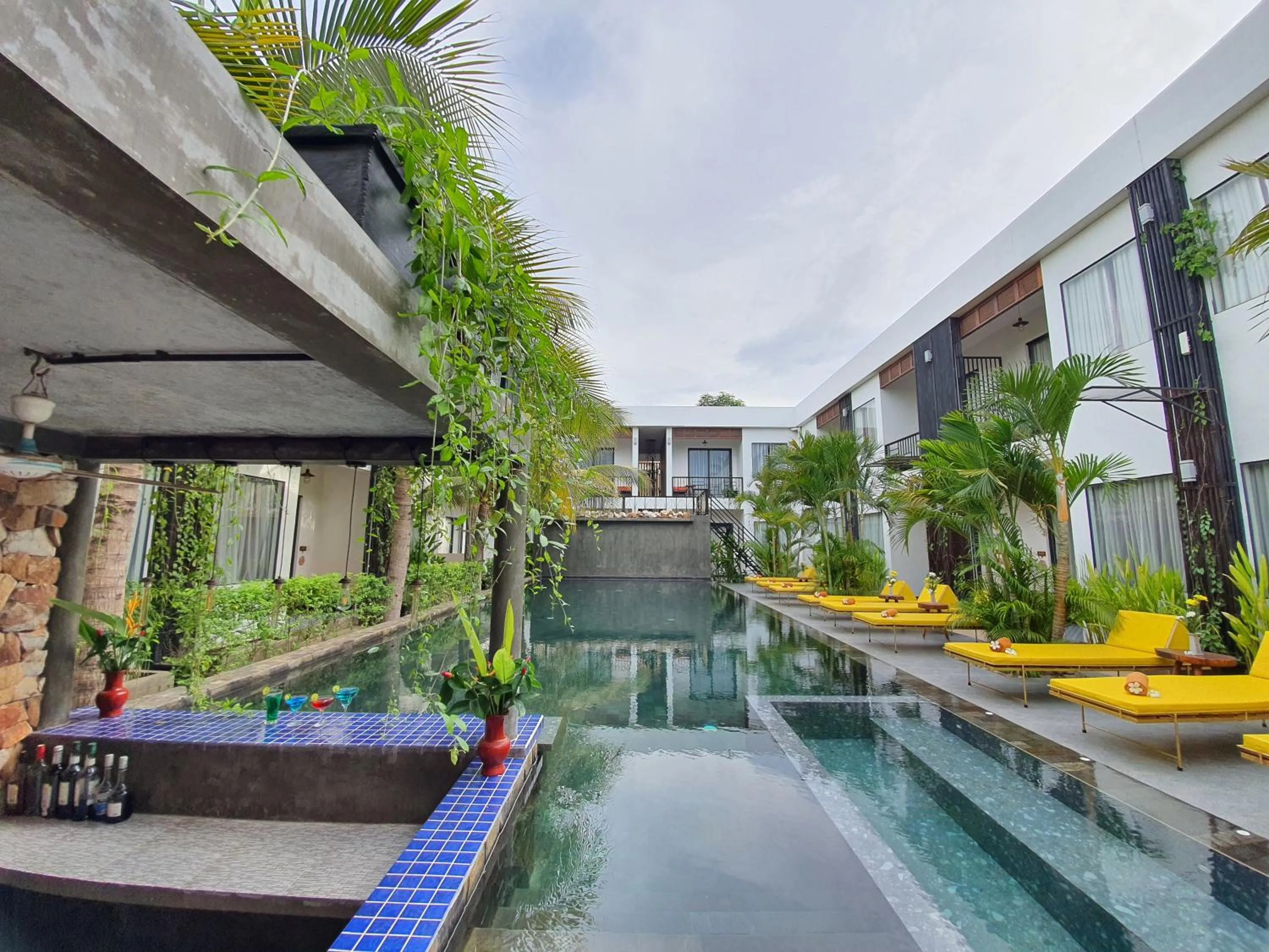 Swimming pool in Central Corner d'Angkor