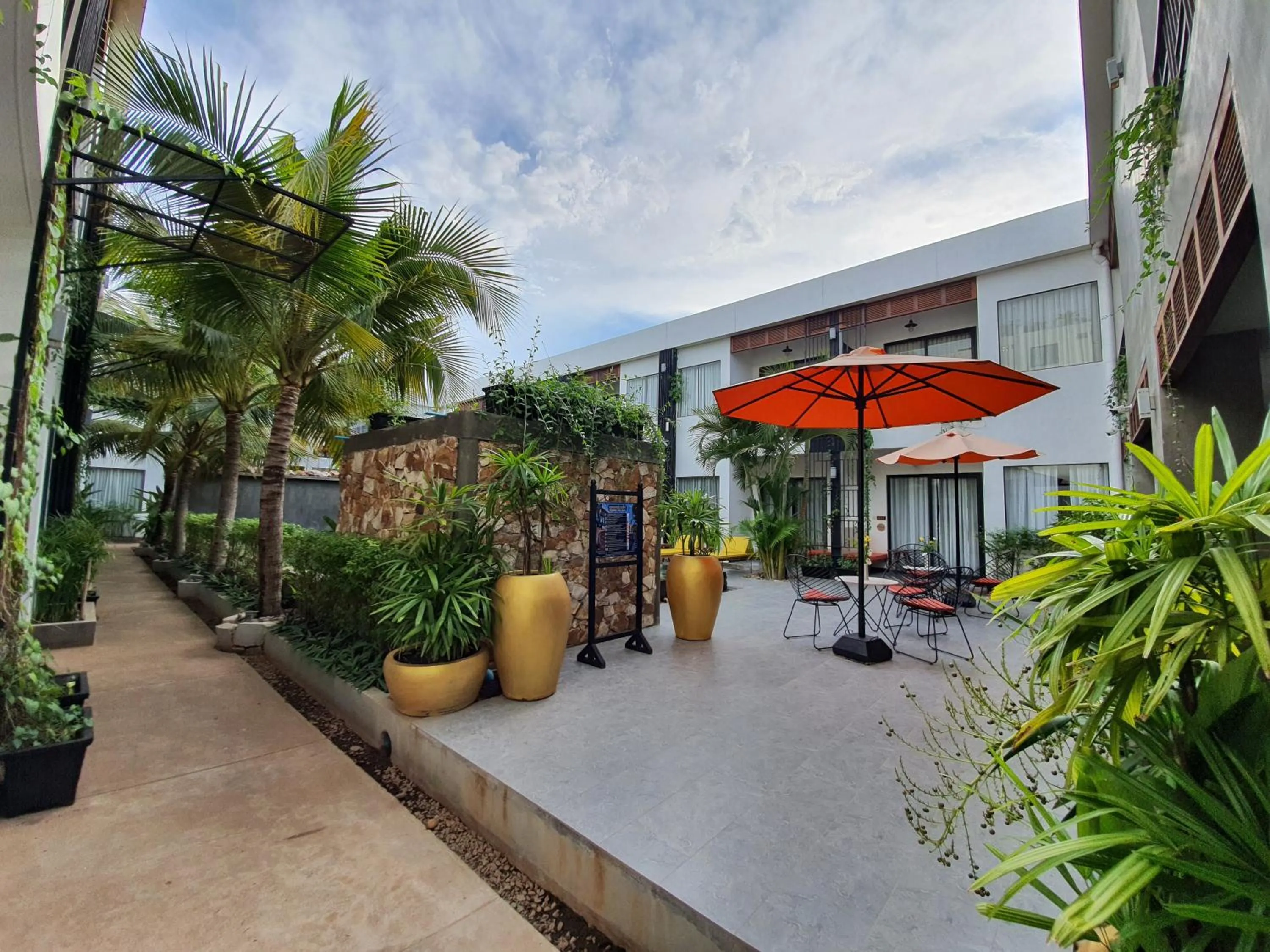 Swimming pool in Central Corner d'Angkor