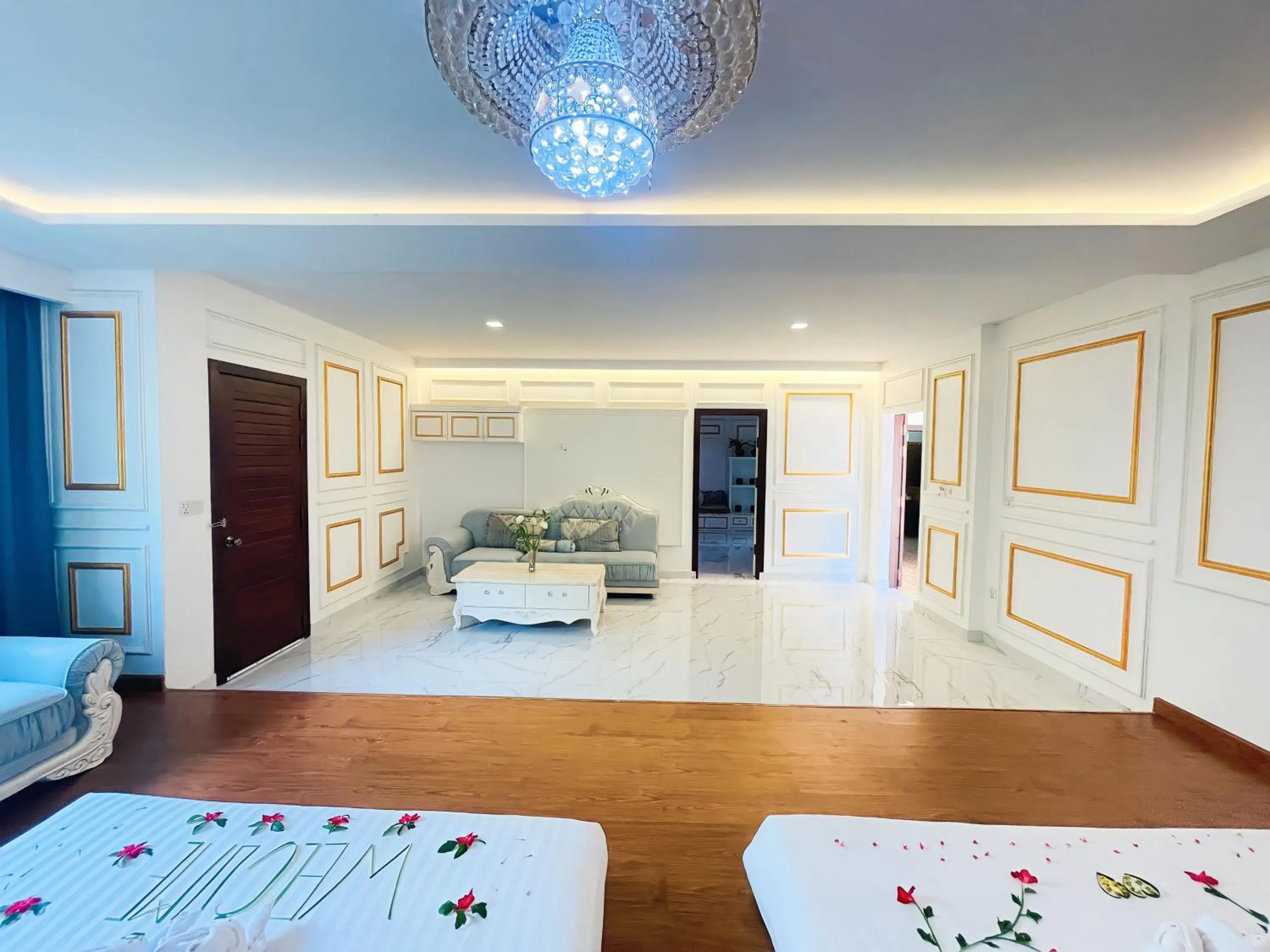 Living room, Bed in Central Corner d'Angkor