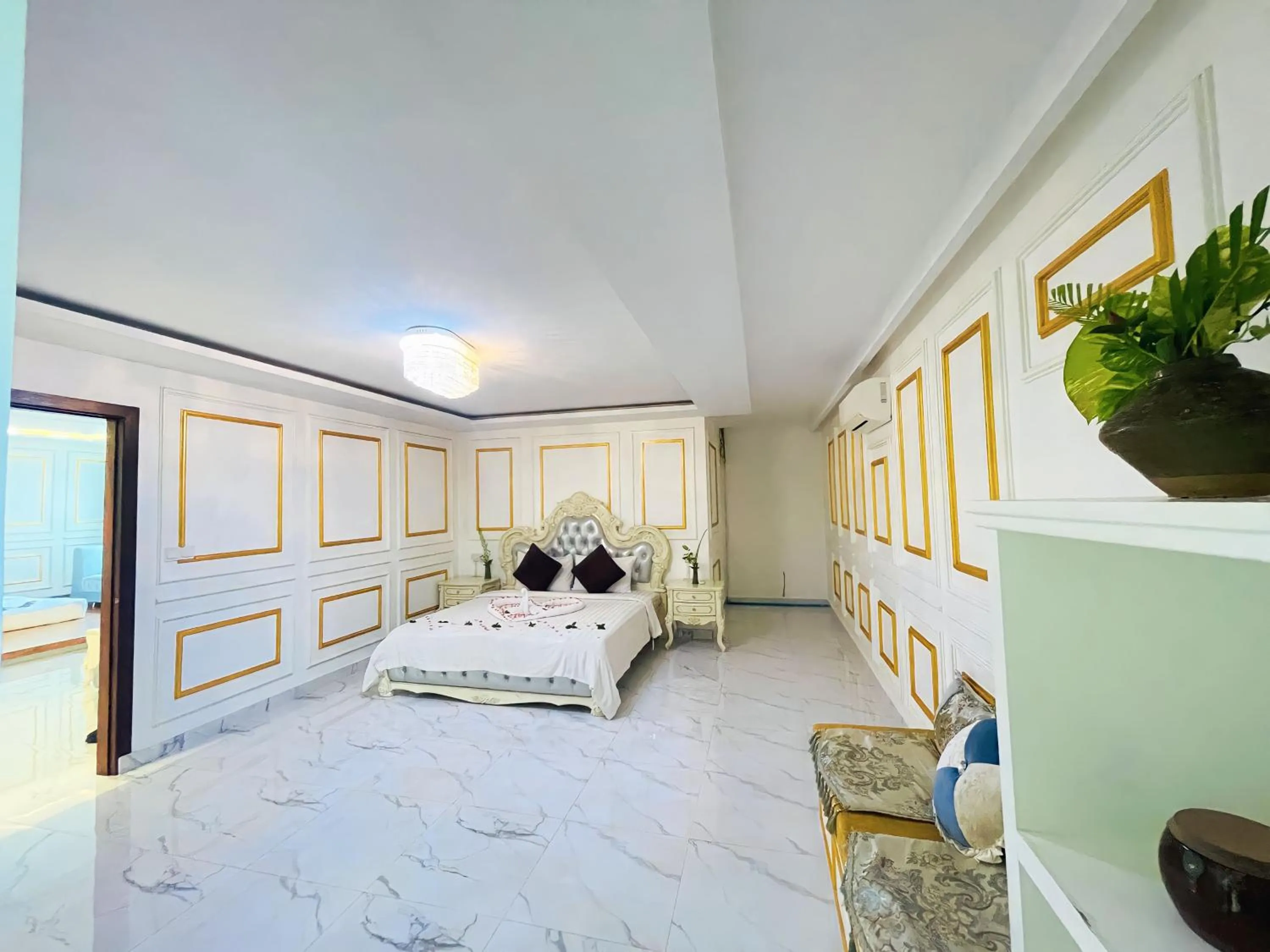 Bedroom, Bed in Central Corner d'Angkor