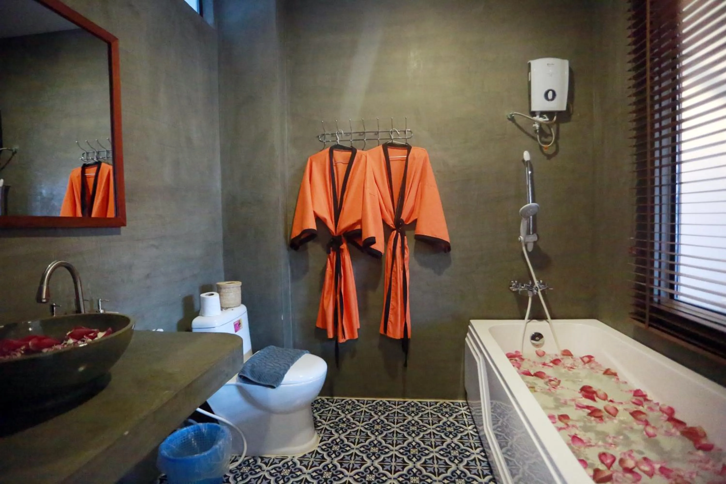 Shower in Central Corner d'Angkor