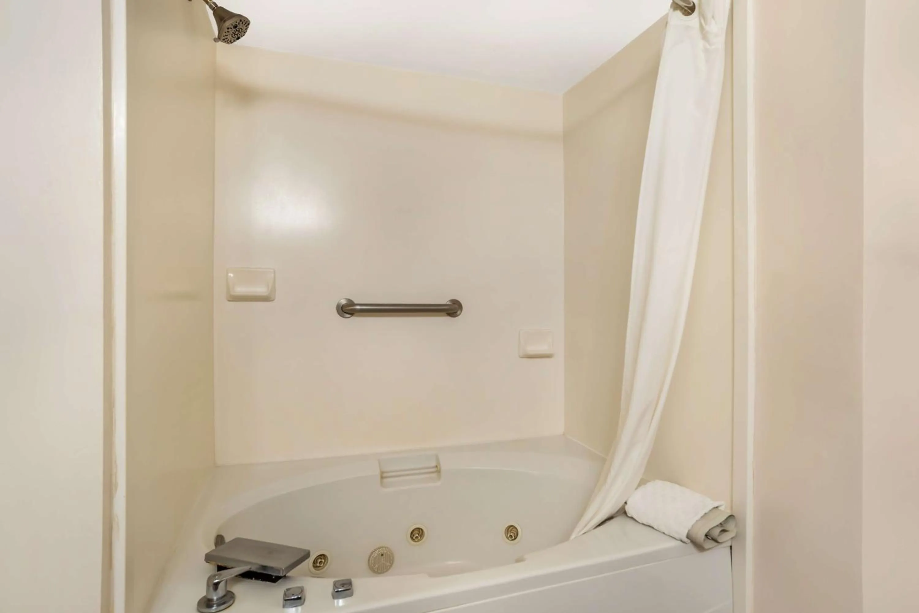 Bathroom in Best Western Oak Manor