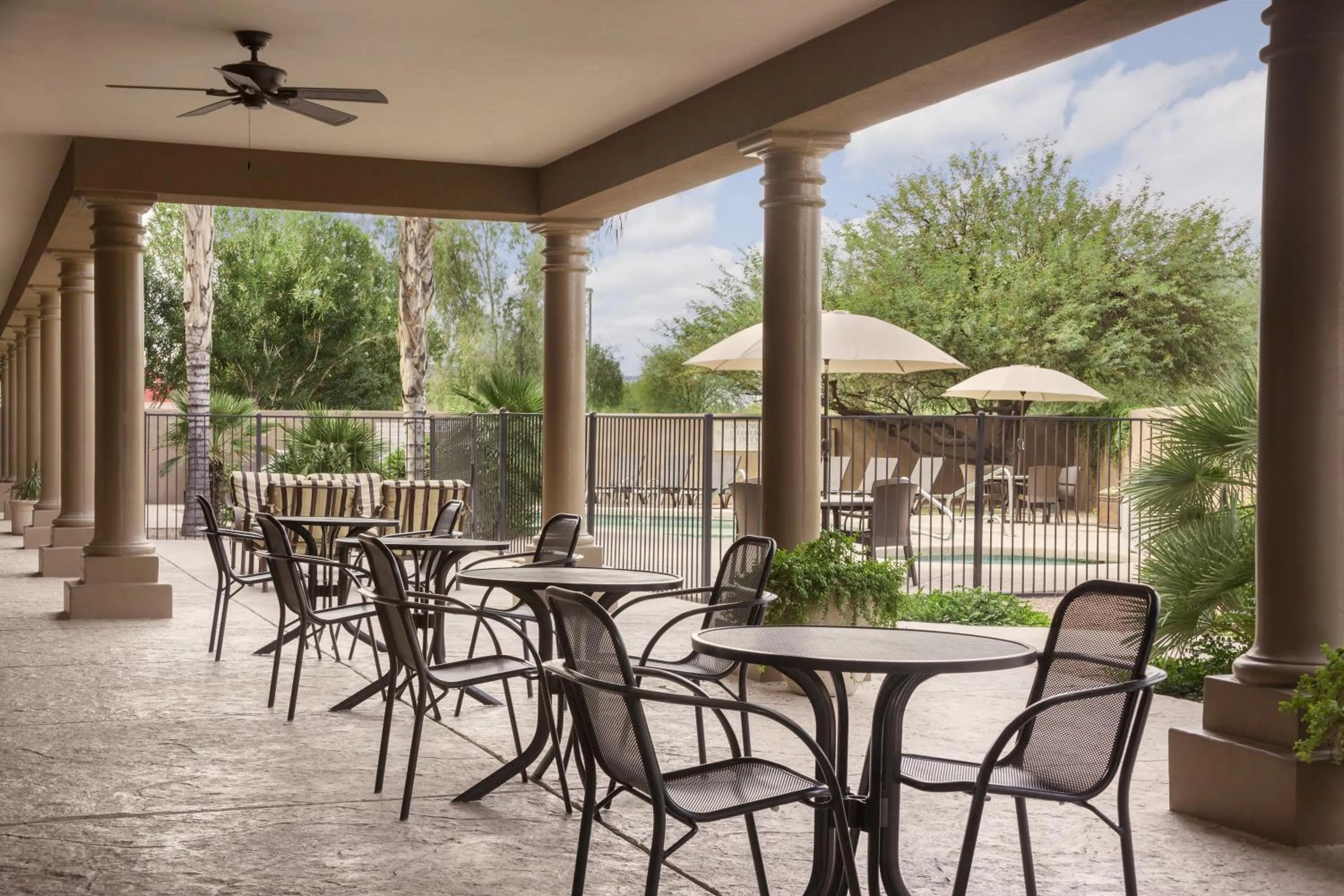 Patio in Country Inn & Suites by Radisson, Mesa, AZ