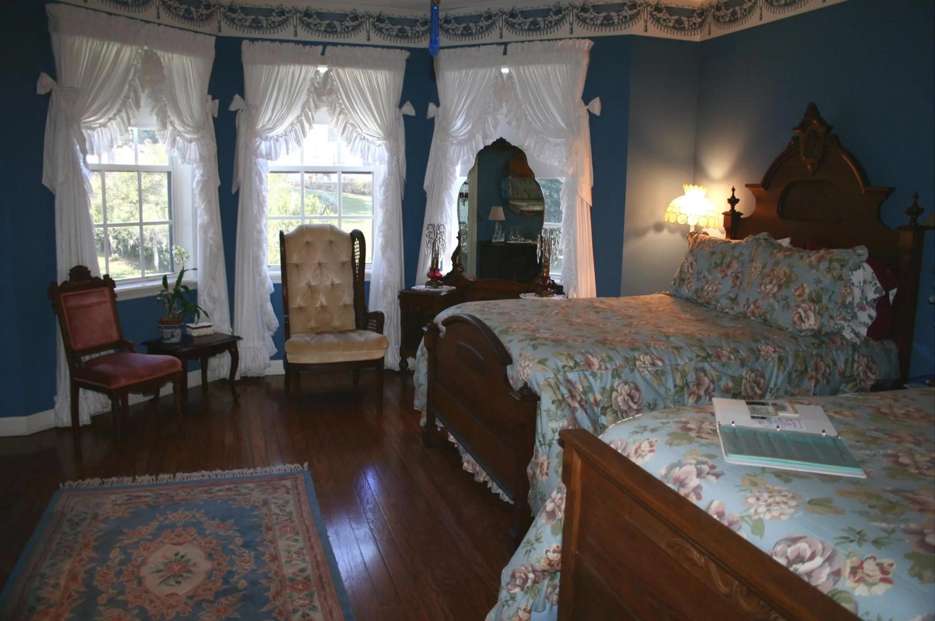 Seating area, Bed in Heron Cay Lakeview Bed & Breakfast
