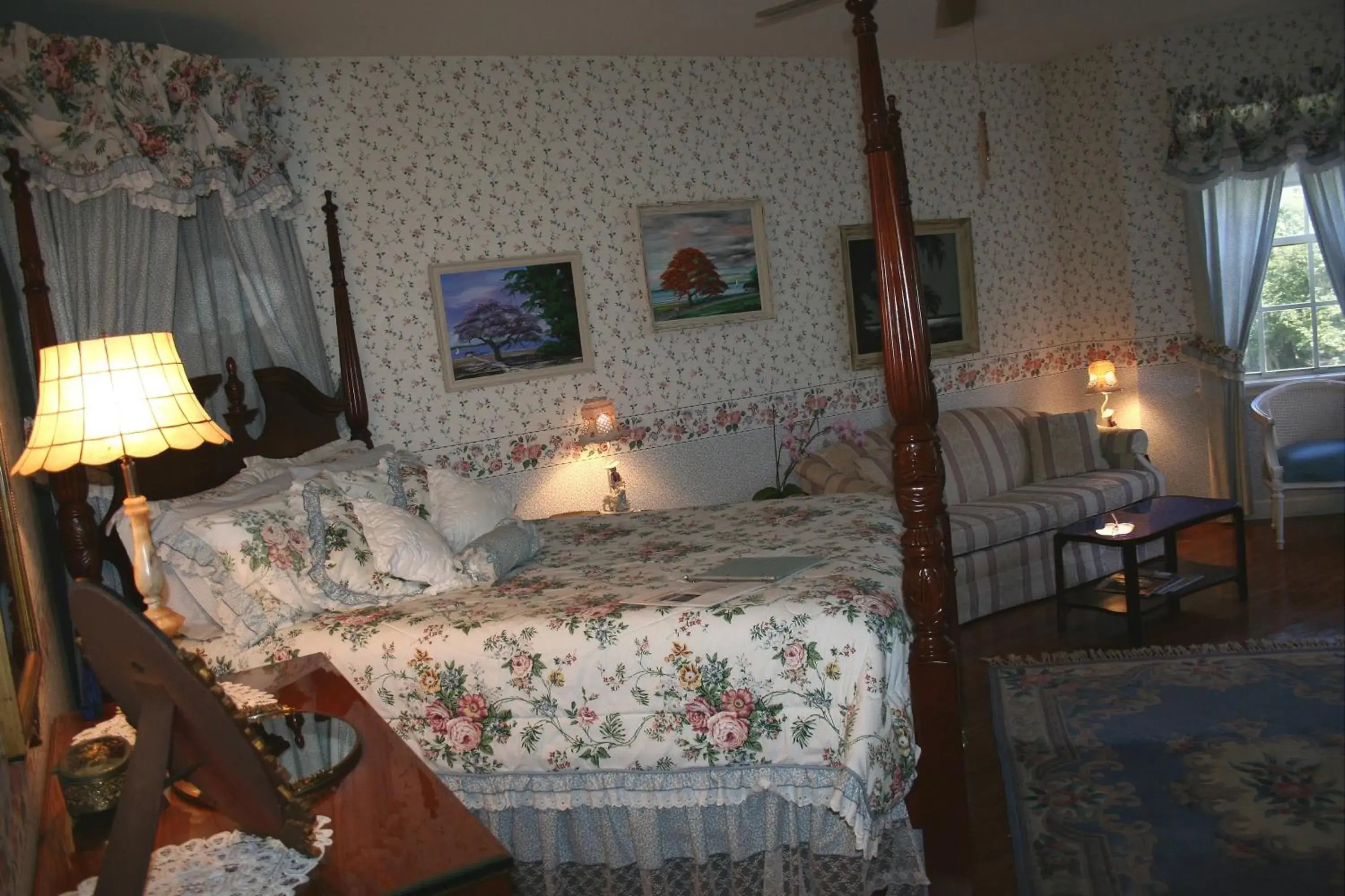 Queen Room with Pool View in Heron Cay Lakeview Bed & Breakfast Queen Room with Pool View in Heron Cay Lakeview Bed & Breakfast