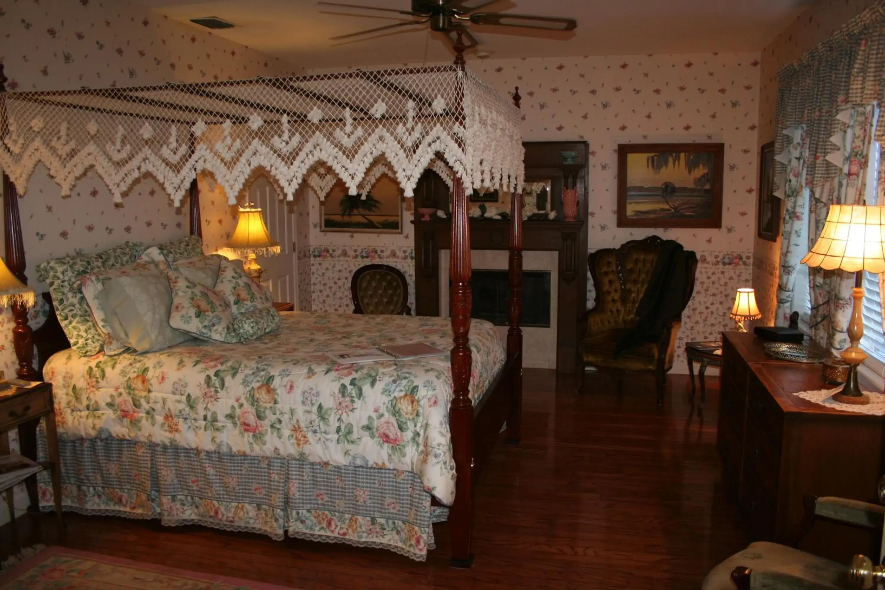 Queen Room with Lake View in Heron Cay Lakeview Bed & Breakfast Queen Room with Lake View in Heron Cay Lakeview Bed & Breakfast