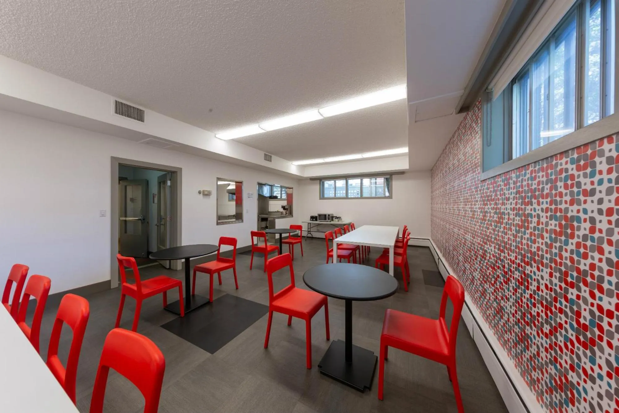 Dining area in HI Edmonton - Hostel
