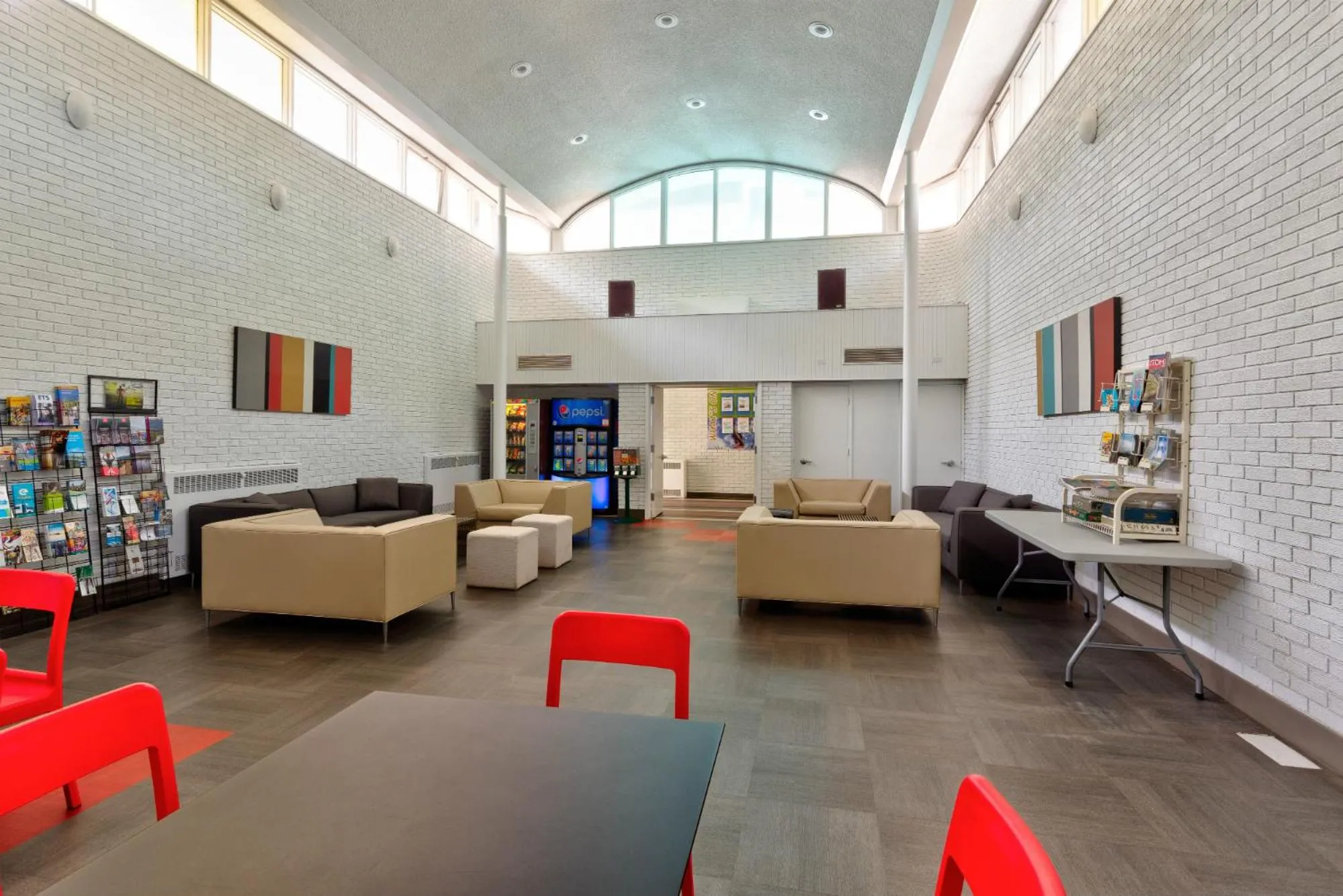 Living room in HI Edmonton - Hostel