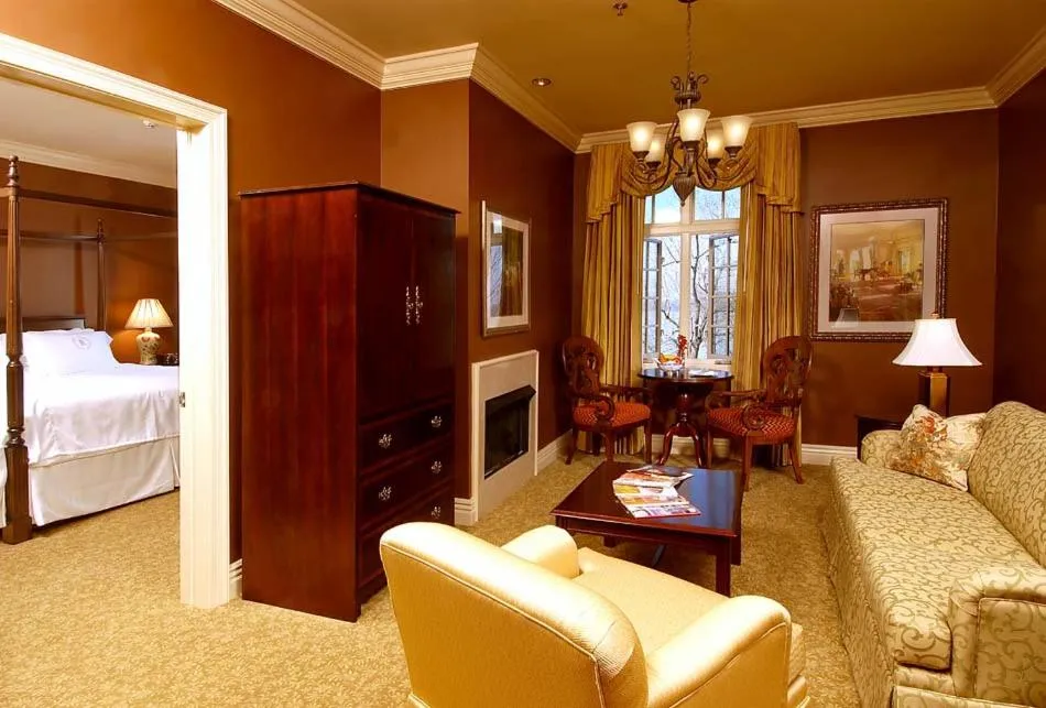 Bed in River Inn of Harbor Town